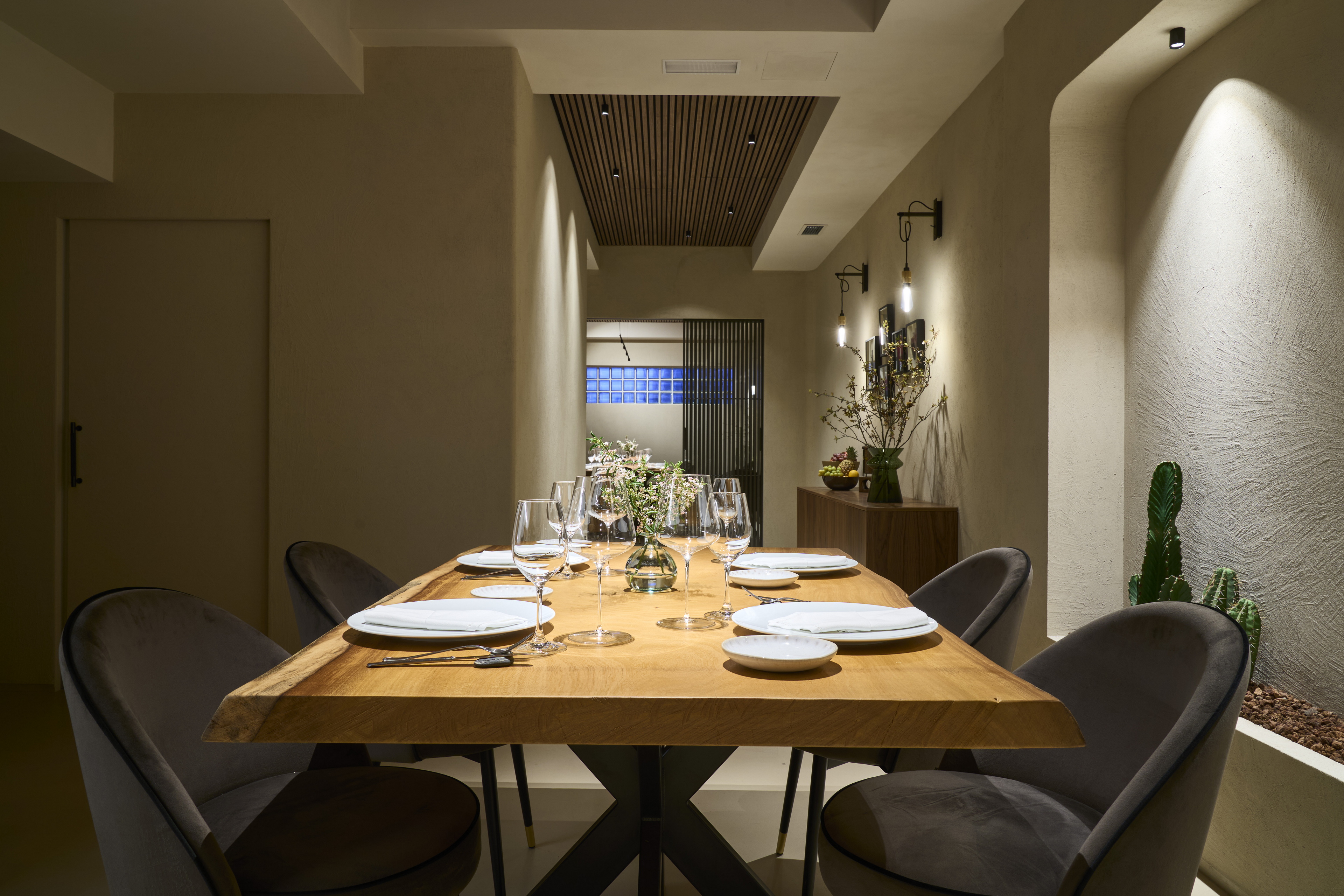 Finiture naturali in argilla per pareti, pavimenti e soffitti del ristorante Alberte a Vigo. Intonaco di finitura in argilla TerraVista Strutturato applicato su pareti, pittura in argilla TerraSilk Strutturato sui soffitti, TerraFloor Commercial Liscio sui pavimenti. Tutti i prodotti in color Panna. Progetto di Maison Brisset, Foto di Chou Pesqueira