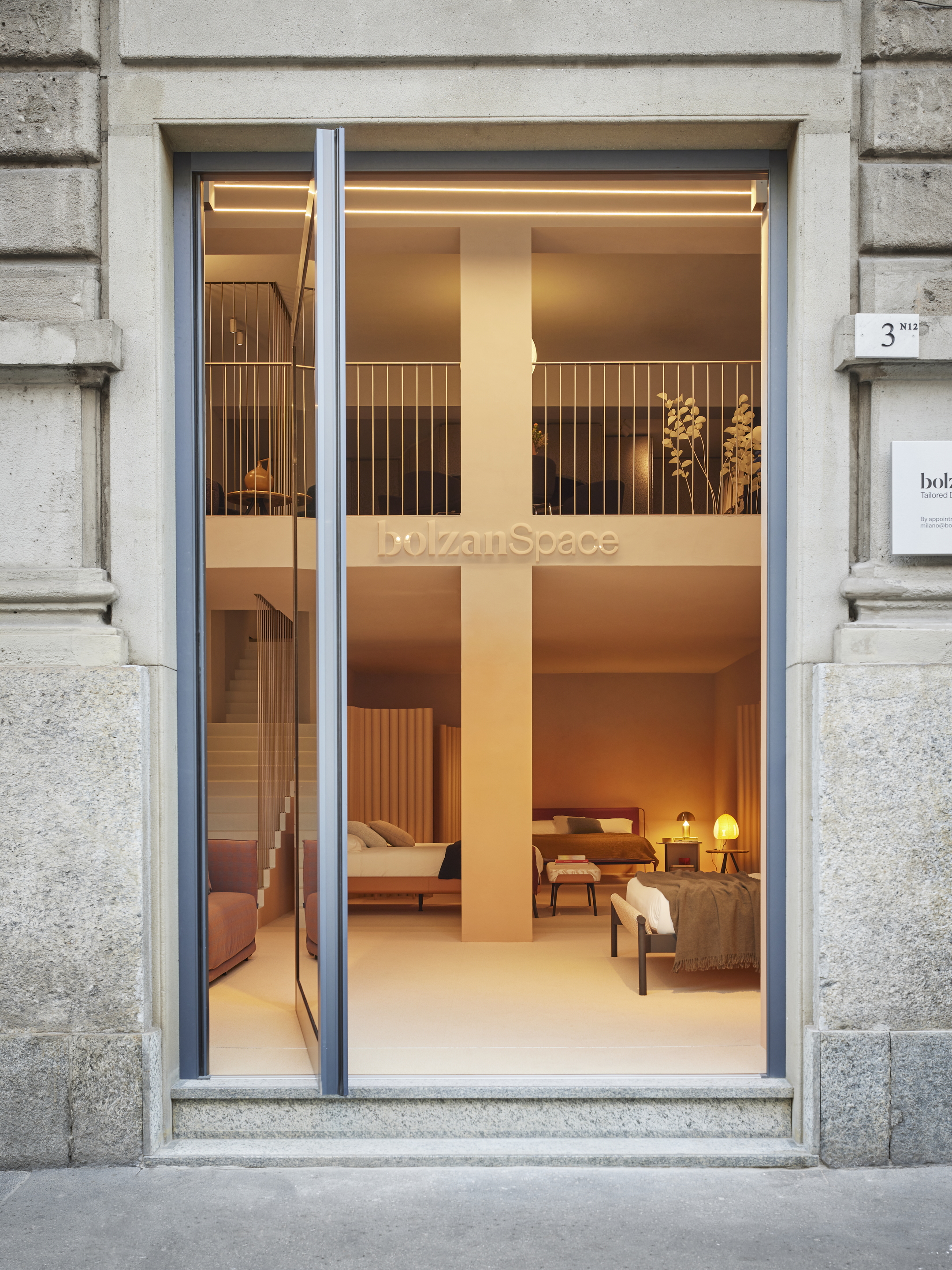 Pittura in argilla TerraSilk Liscio Custom e intonaco rinforzato di finitura in terra cruda TerraVista Plus Liscio, entrambi colori bespoke, per la showroom BolzanSpace a Milano. Progetto di Zanellato/Bortotto, fotografia di Omar Sartor