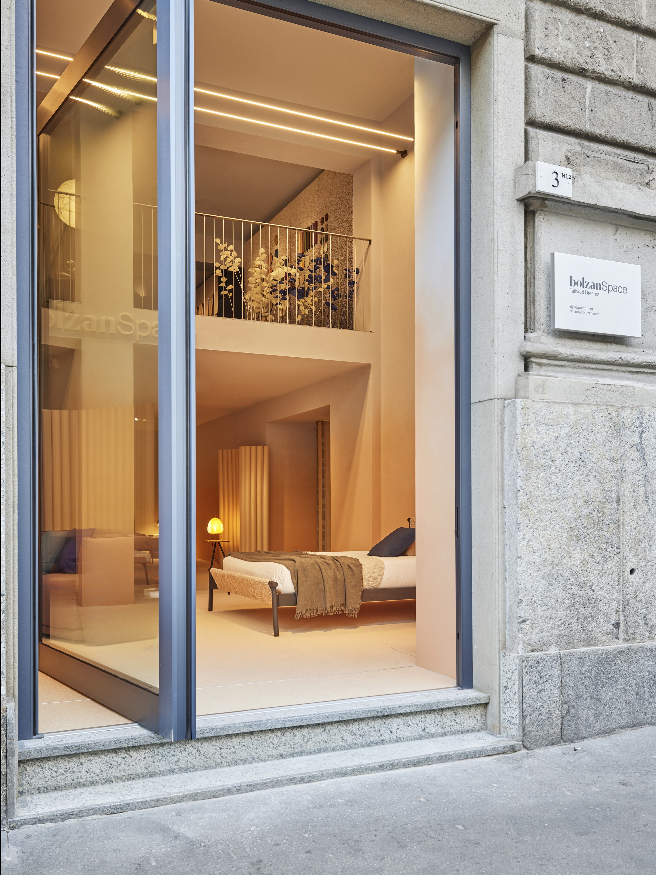 Pittura in argilla TerraSilk Liscio Custom e intonaco rinforzato di finitura in terra cruda TerraVista Plus Liscio, entrambi colori bespoke, per la showroom BolzanSpace a Milano. Progetto di Zanellato/Bortotto, fotografia di Omar Sartor