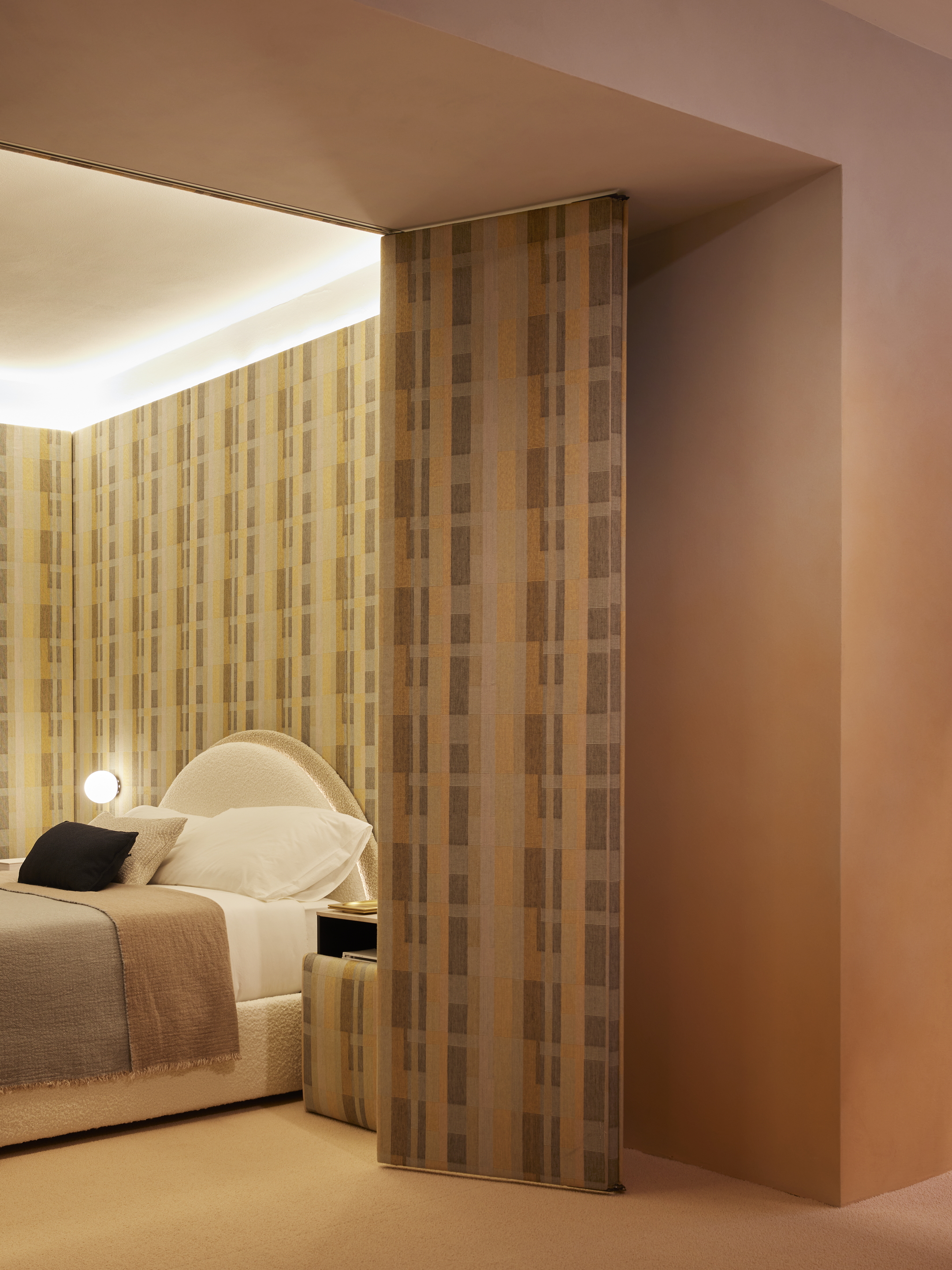 Pittura in argilla TerraSilk Liscio Custom e intonaco rinforzato di finitura in terra cruda TerraVista Plus Liscio, entrambi colori bespoke, per la showroom BolzanSpace a Milano. Progetto di Zanellato/Bortotto, fotografia di Omar Sartor