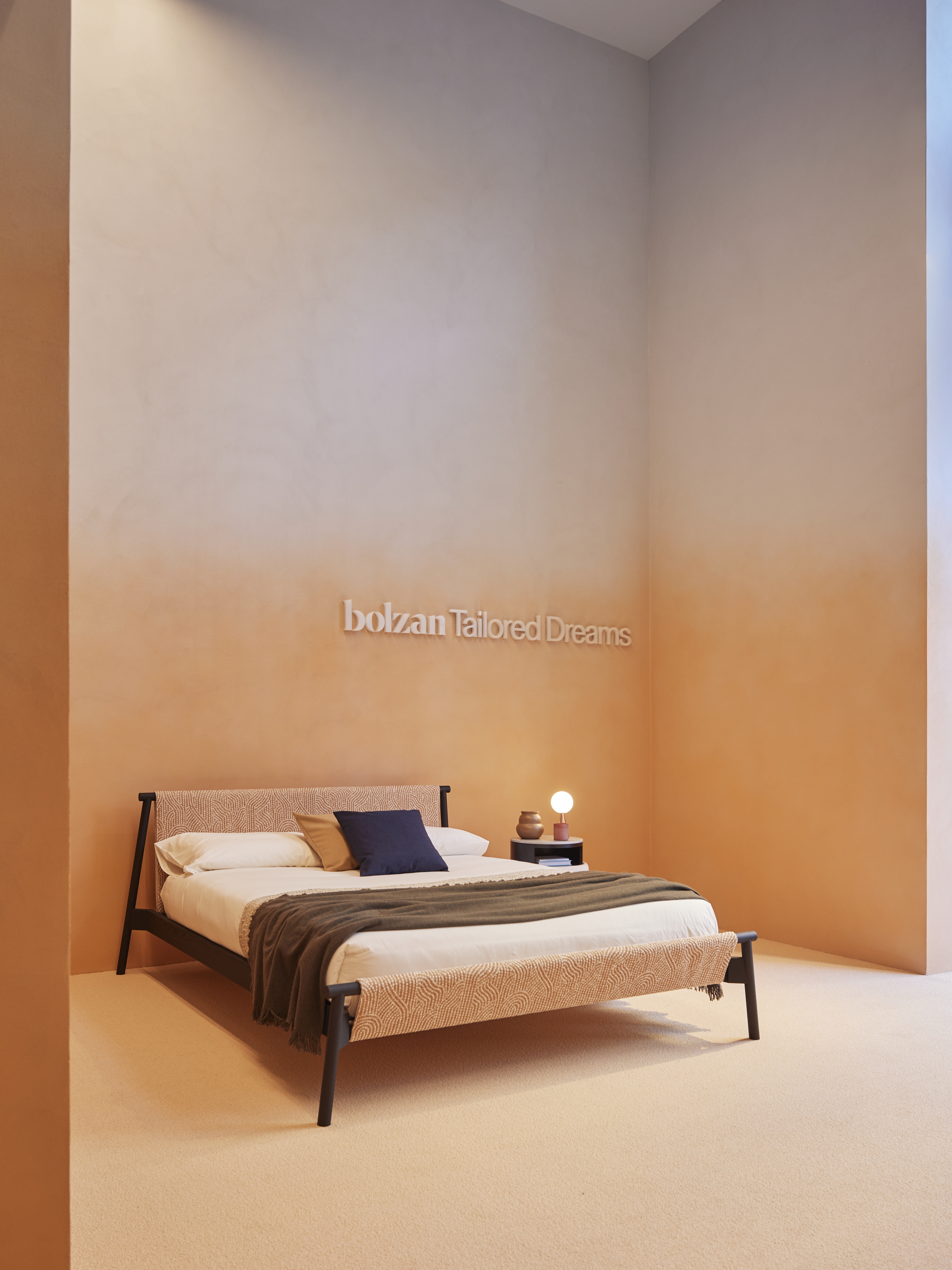 Pittura in argilla TerraSilk Liscio Custom e intonaco rinforzato di finitura in terra cruda TerraVista Plus Liscio, entrambi colori bespoke, per la showroom BolzanSpace a Milano. Progetto di Zanellato/Bortotto, fotografia di Omar Sartor