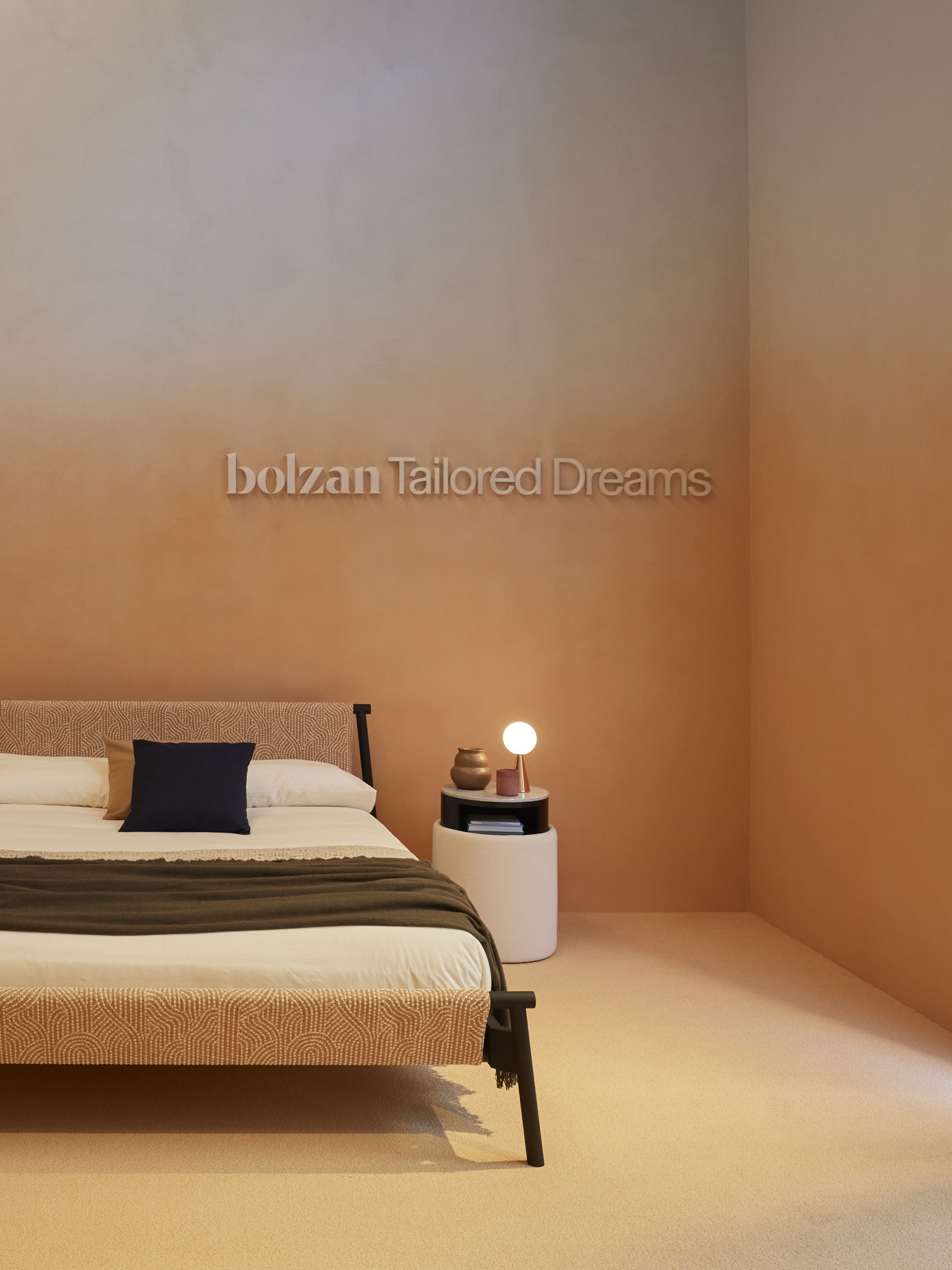 Pittura in argilla TerraSilk Liscio Custom e intonaco rinforzato di finitura in terra cruda TerraVista Plus Liscio, entrambi colori bespoke, per la showroom BolzanSpace a Milano. Progetto di Zanellato/Bortotto, fotografia di Omar Sartor