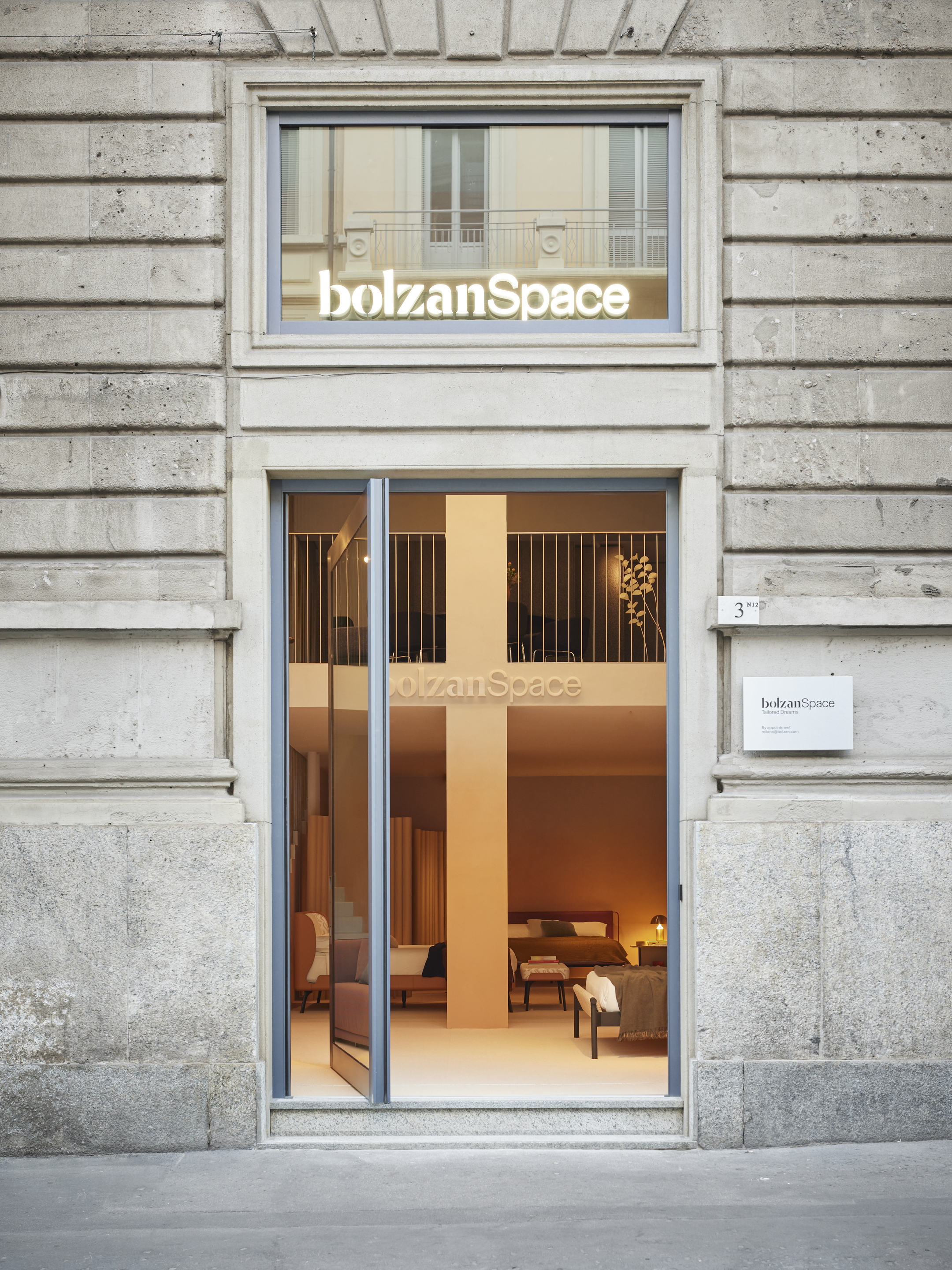 Pittura in argilla TerraSilk Liscio Custom e intonaco rinforzato di finitura in terra cruda TerraVista Plus Liscio, entrambi colori bespoke, per la showroom BolzanSpace a Milano. Progetto di Zanellato/Bortotto, fotografia di Omar Sartor