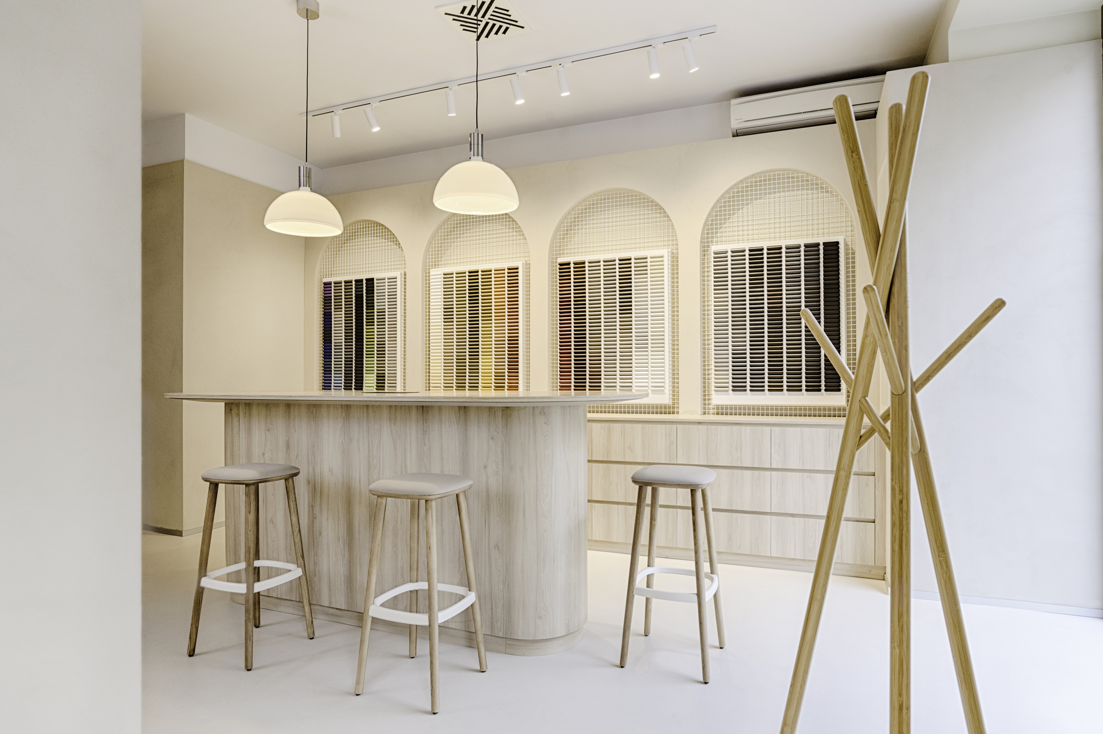 Natural clay plaster TerraVista Smooth Panna for the showroom Spazio Domal - Wicona Italia, Milan. Project by LasciaLaScia Architecture, Photography by courtesy of Hydro Building Systems Italy SpA