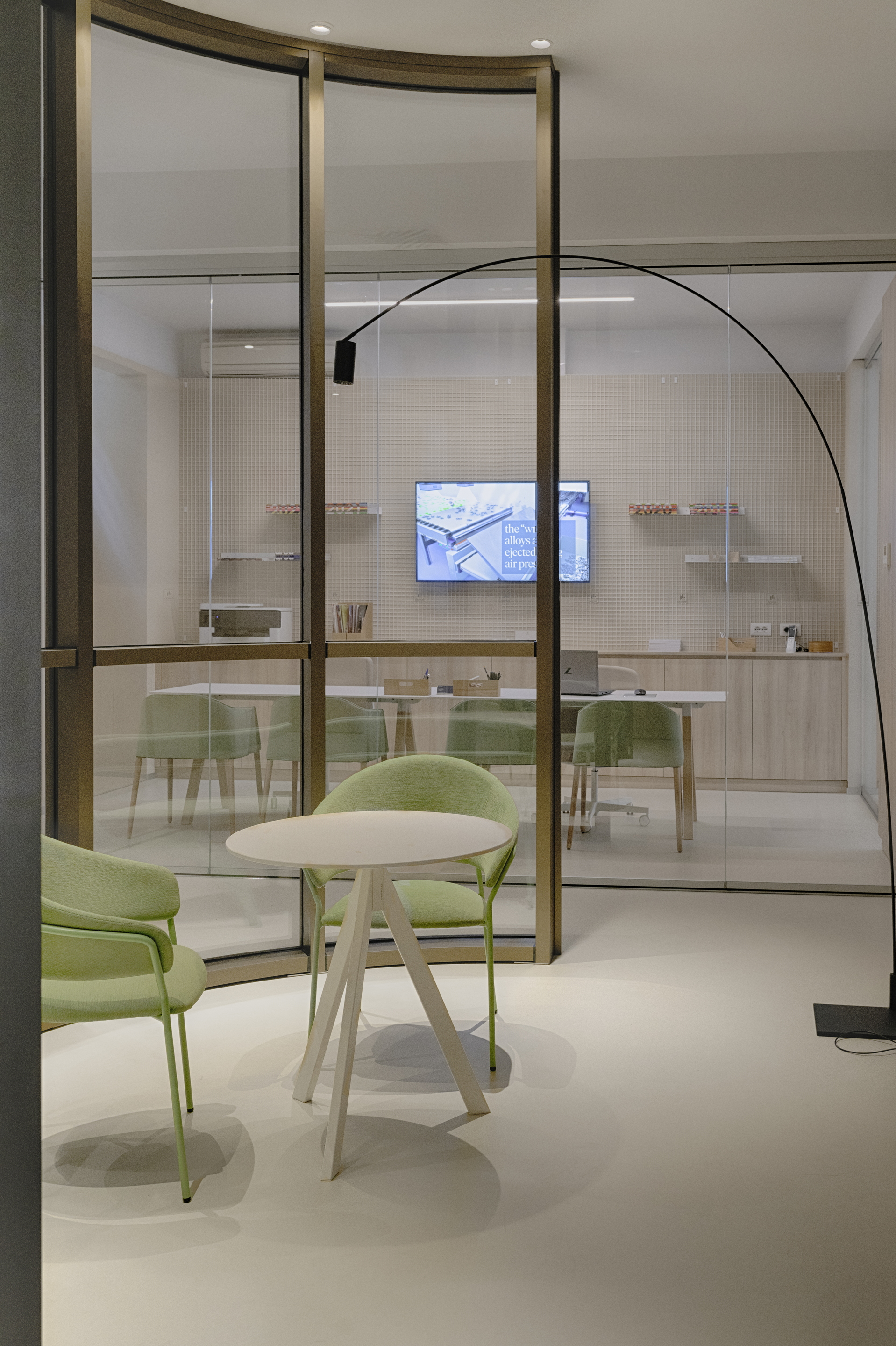 Intonaco naturale in argilla TerraVista Liscio Panna per lo Spazio Domal - Wicona Italia, Milano su progetto di LasciaLaScia Architecture, Foto su gentile concessione di Hydro Building Systems Italy SpA