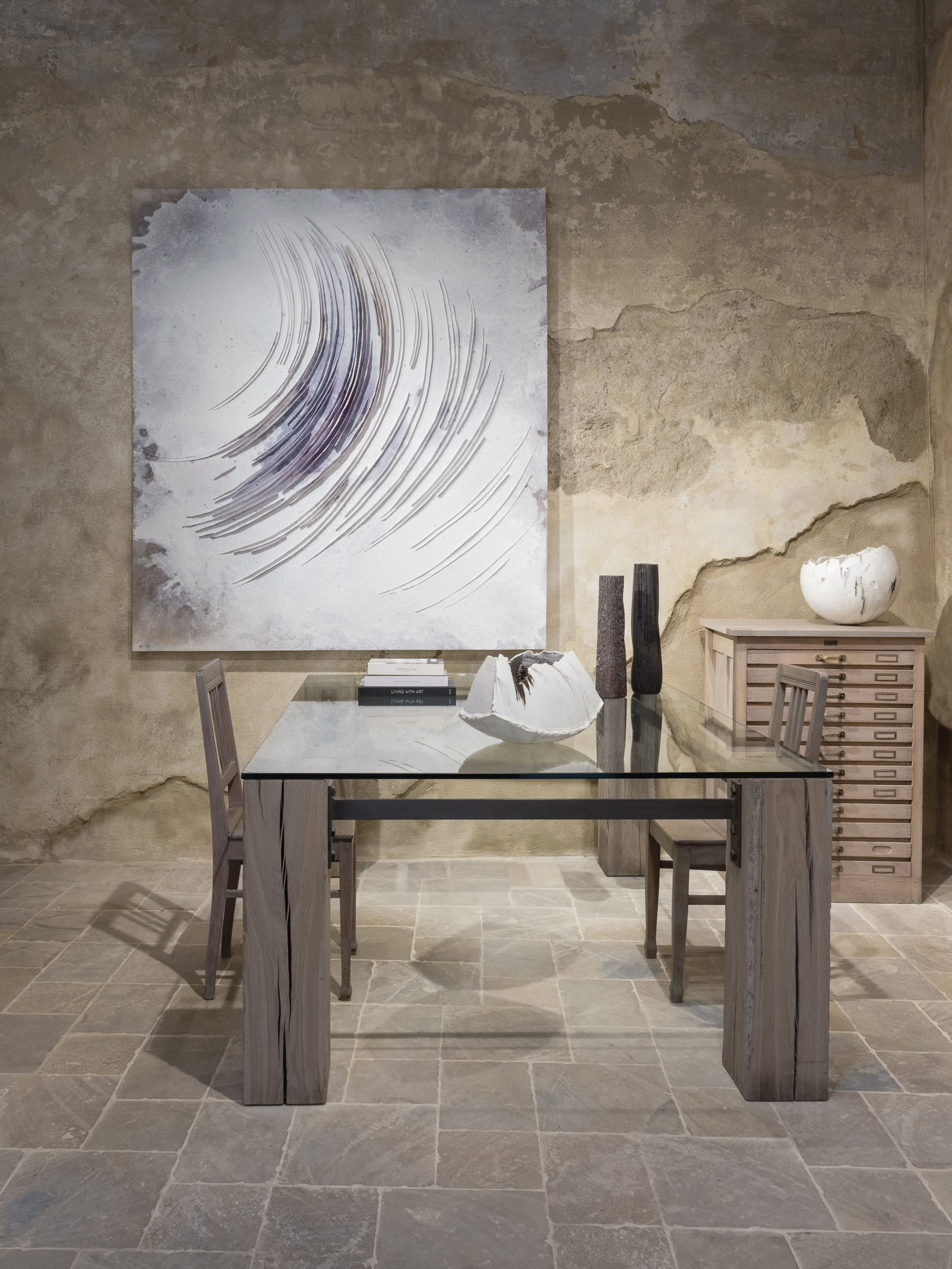 Intonaco di finitura in argilla a grana fine TerraVista Liscio Panna e intonaco in terra cruda a grana grossa MultiTerra Wabi Polvere e Sale Grigio applicati sulle pareti della galleria Kalpa Art Living nel palazzo Bonomini a Volterra. Progetto di Olga Niescier, foto di Simone Stanislai su gentile concessione di Kalpa