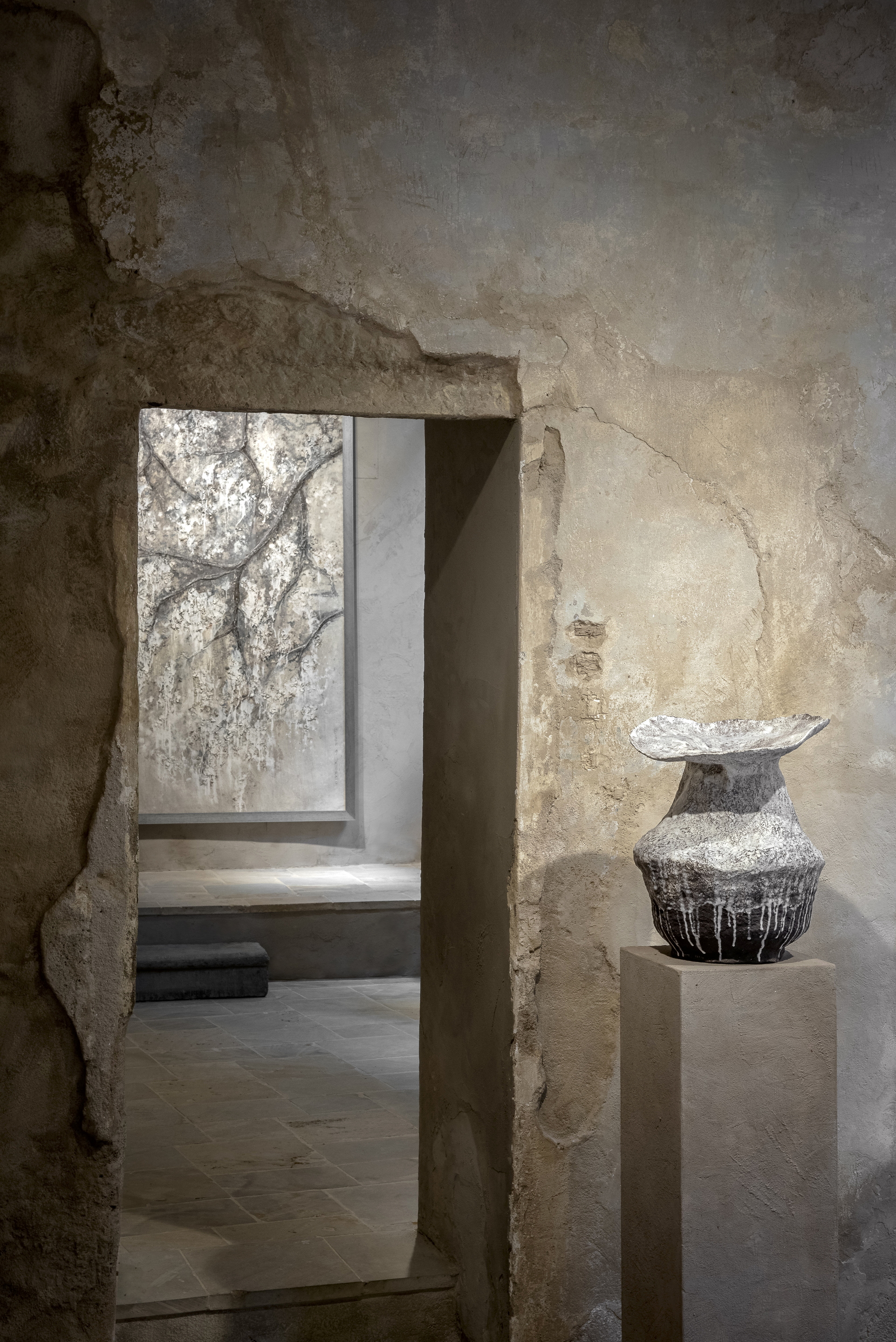 Fine-grained clay finishing plaster TerraVista Smooth Panna  (cream) color and coarse-grained raw earth plaster MultiTerra Wabi Polvere and Sale Grigio (dust and gray salt) colors, all applied to the walls of Kalpa Art Gallery in the Bonomini palace in Volterra. Project by Olga Niescier, Photography by Simone Stanislai, courtesy of Kalpa