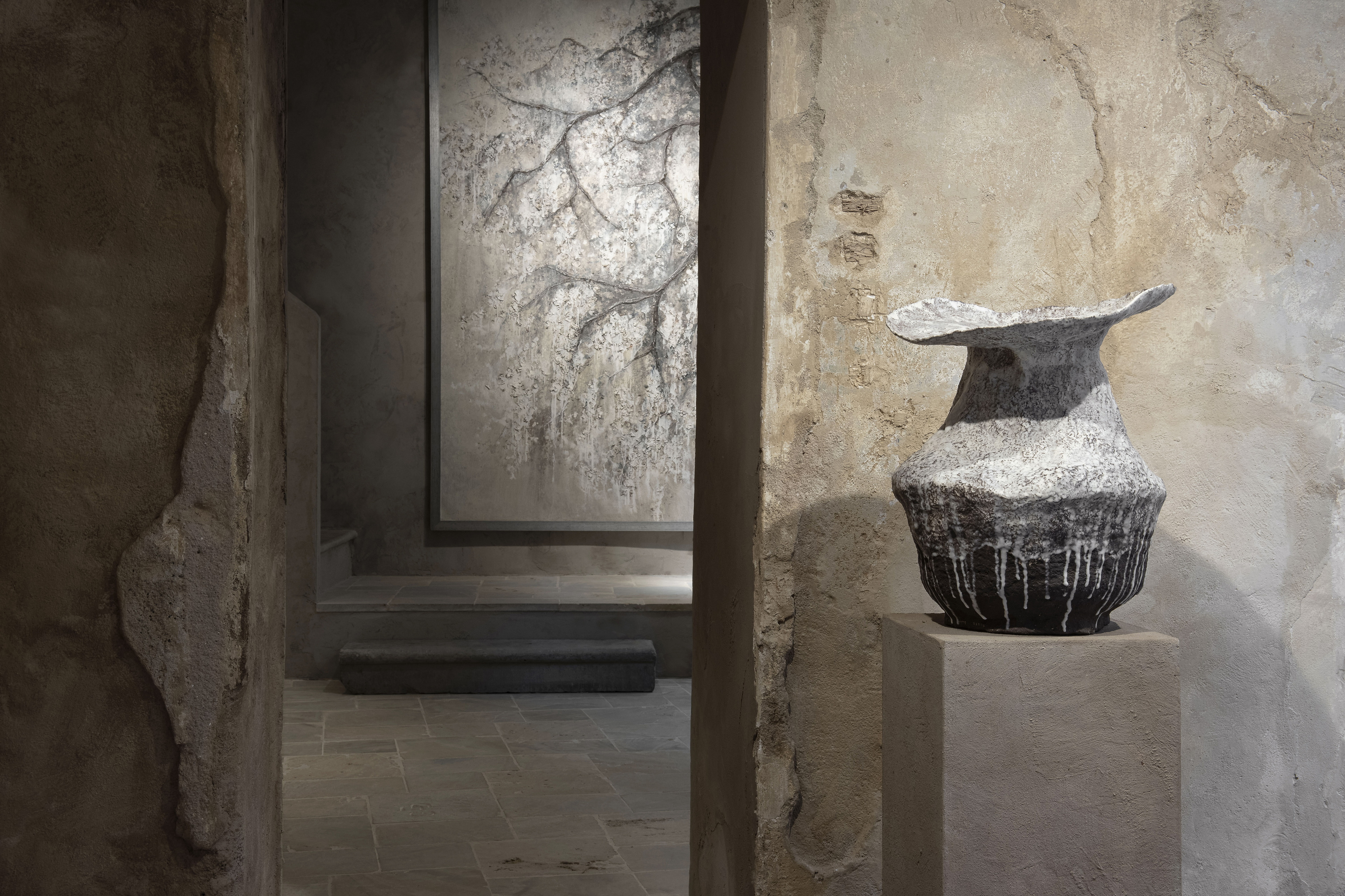 Fine-grained clay finishing plaster TerraVista Smooth Panna  (cream) color and coarse-grained raw earth plaster MultiTerra Wabi Polvere and Sale Grigio (dust and gray salt) colors, all applied to the walls of Kalpa Art Gallery in the Bonomini palace in Volterra. Project by Olga Niescier, Photography by Simone Stanislai, courtesy of Kalpa