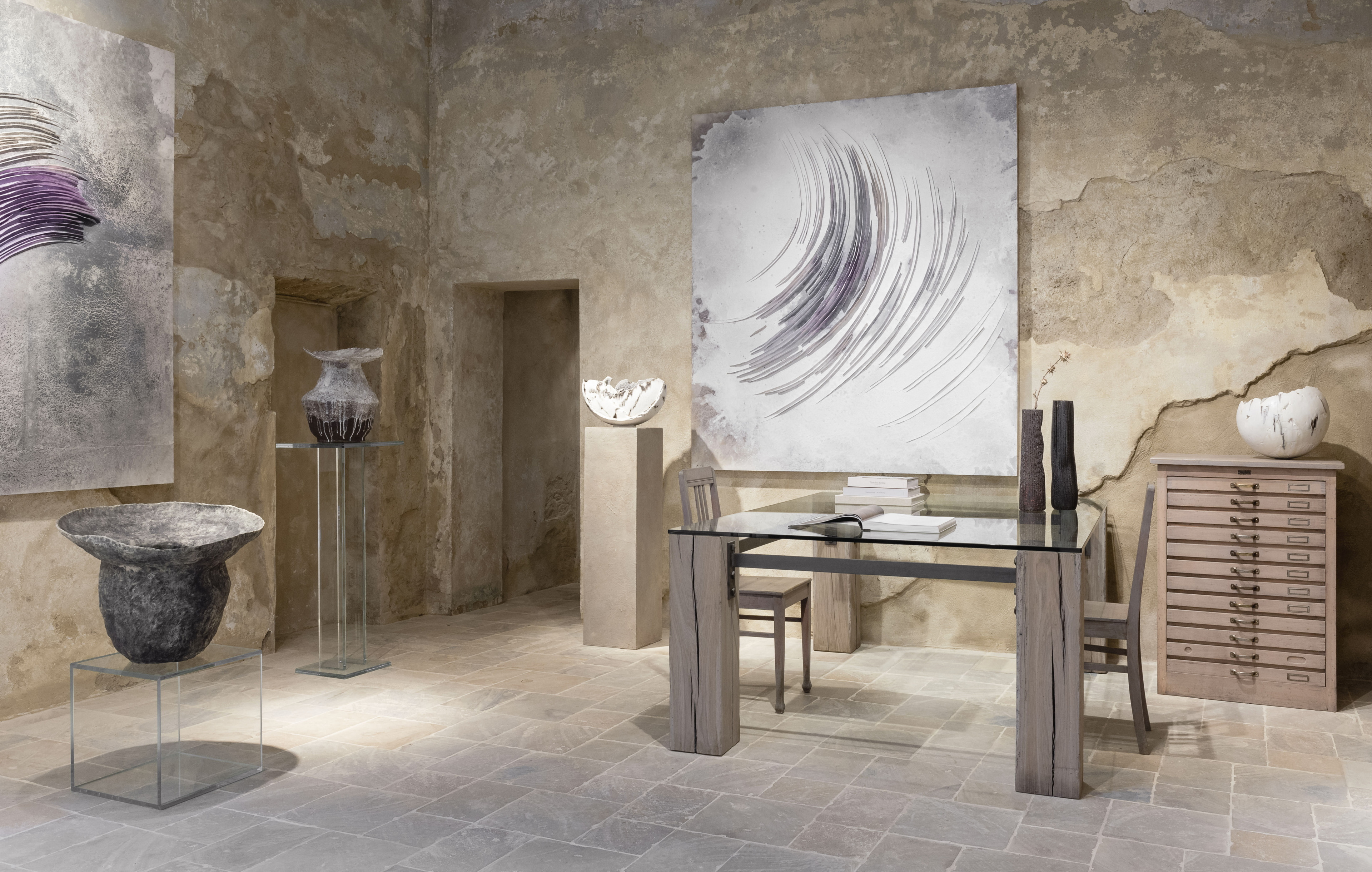 Intonaco di finitura in argilla a grana fine TerraVista Liscio Panna e intonaco in terra cruda a grana grossa MultiTerra Wabi Polvere e Sale Grigio applicati sulle pareti della galleria Kalpa Art Living nel palazzo Bonomini a Volterra. Progetto di Olga Niescier, foto di Simone Stanislai su gentile concessione di Kalpa