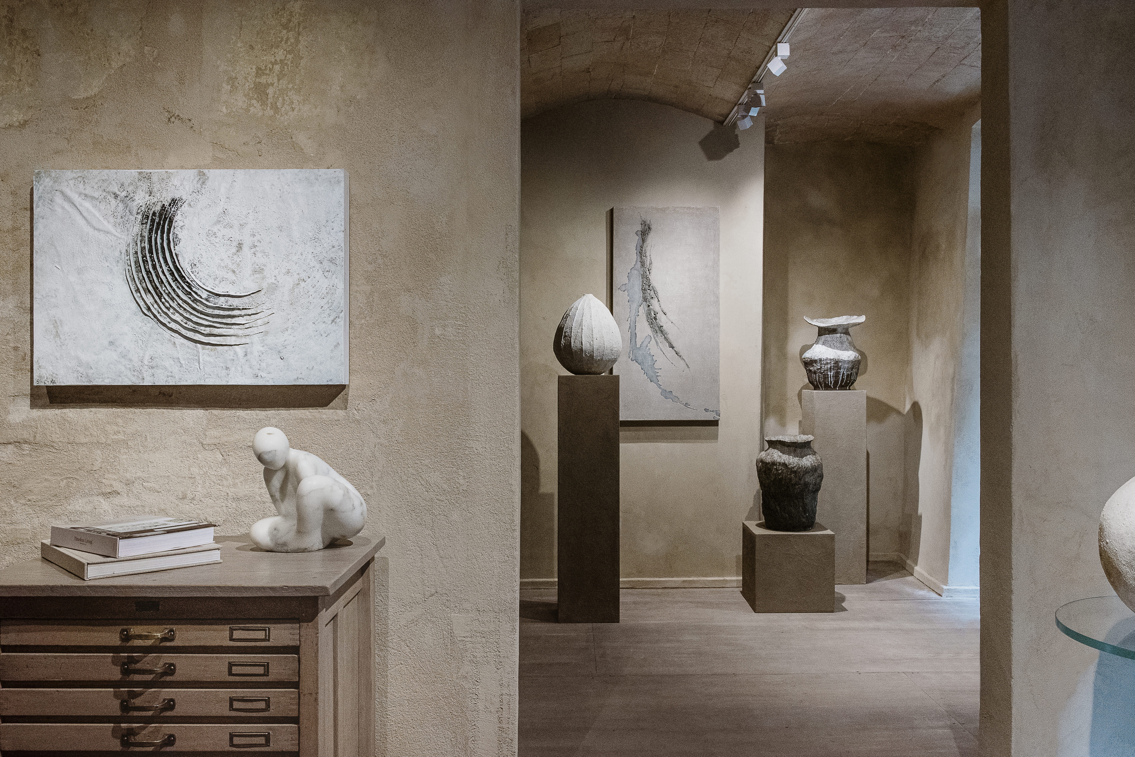Fine-grained clay finishing plaster TerraVista Smooth Panna  (cream) color and coarse-grained raw earth plaster MultiTerra Wabi Polvere and Sale Grigio (dust and gray salt) colors, all applied to the walls of Kalpa Art Gallery in the Bonomini palace in Volterra. Project by Olga Niescier, Photography by Simone Stanislai, courtesy of Kalpa