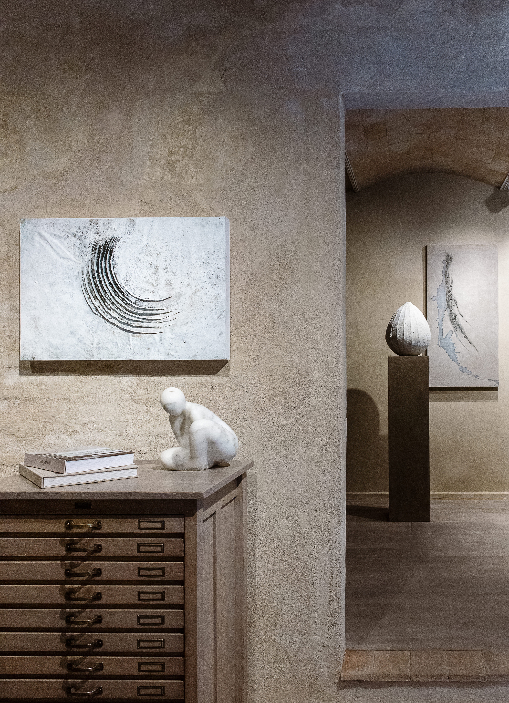 Fine-grained clay finishing plaster TerraVista Smooth Panna  (cream) color and coarse-grained raw earth plaster MultiTerra Wabi Polvere and Sale Grigio (dust and gray salt) colors, all applied to the walls of Kalpa Art Gallery in the Bonomini palace in Volterra. Project by Olga Niescier, Photography by Simone Stanislai, courtesy of Kalpa