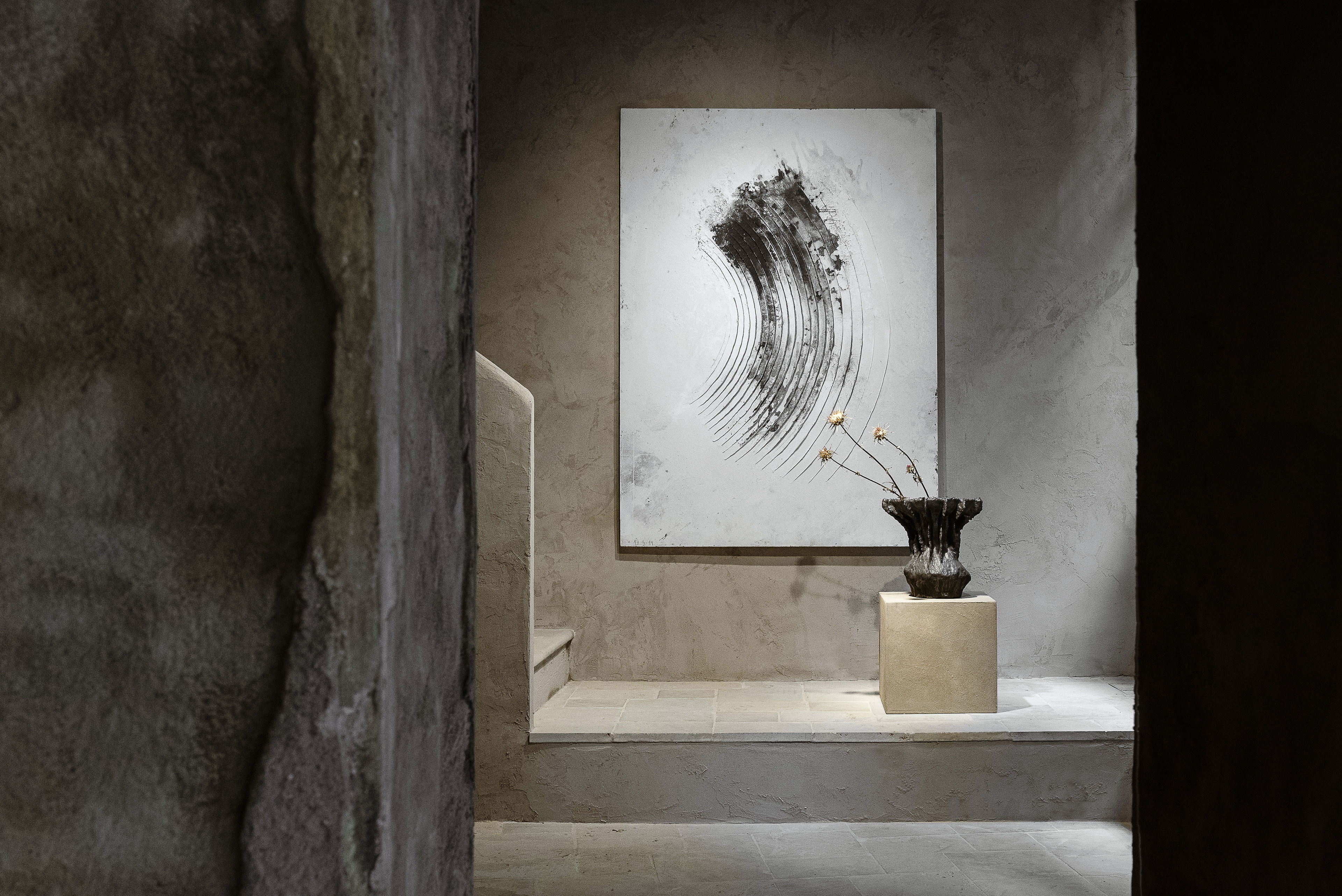 Intonaco di finitura in argilla a grana fine TerraVista Liscio Panna e intonaco in terra cruda a grana grossa MultiTerra Wabi Polvere e Sale Grigio applicati sulle pareti della galleria Kalpa Art Living nel palazzo Bonomini a Volterra. Progetto di Olga Niescier, foto di Simone Stanislai su gentile concessione di Kalpa