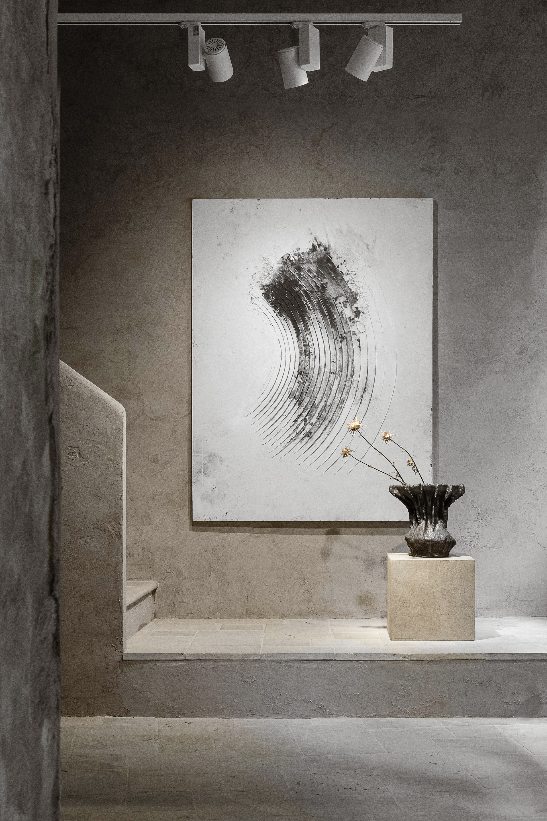 Fine-grained clay finishing plaster TerraVista Smooth Panna  (cream) color and coarse-grained raw earth plaster MultiTerra Wabi Polvere and Sale Grigio (dust and gray salt) colors, all applied to the walls of Kalpa Art Gallery in the Bonomini palace in Volterra. Project by Olga Niescier, Photography by Simone Stanislai, courtesy of Kalpa