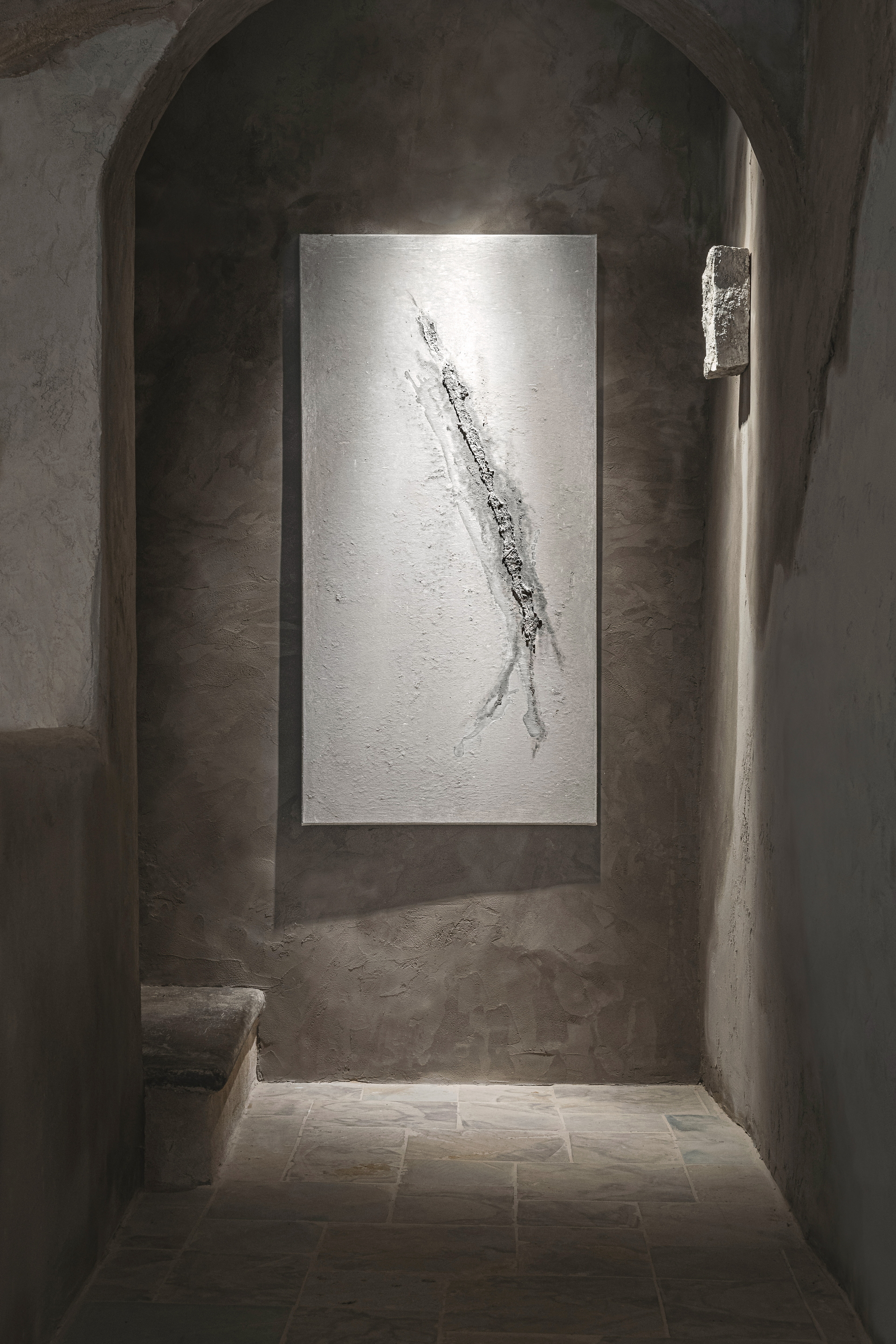 Fine-grained clay finishing plaster TerraVista Smooth Panna  (cream) color and coarse-grained raw earth plaster MultiTerra Wabi Polvere and Sale Grigio (dust and gray salt) colors, all applied to the walls of Kalpa Art Gallery in the Bonomini palace in Volterra. Project by Olga Niescier, Photography by Simone Stanislai, courtesy of Kalpa