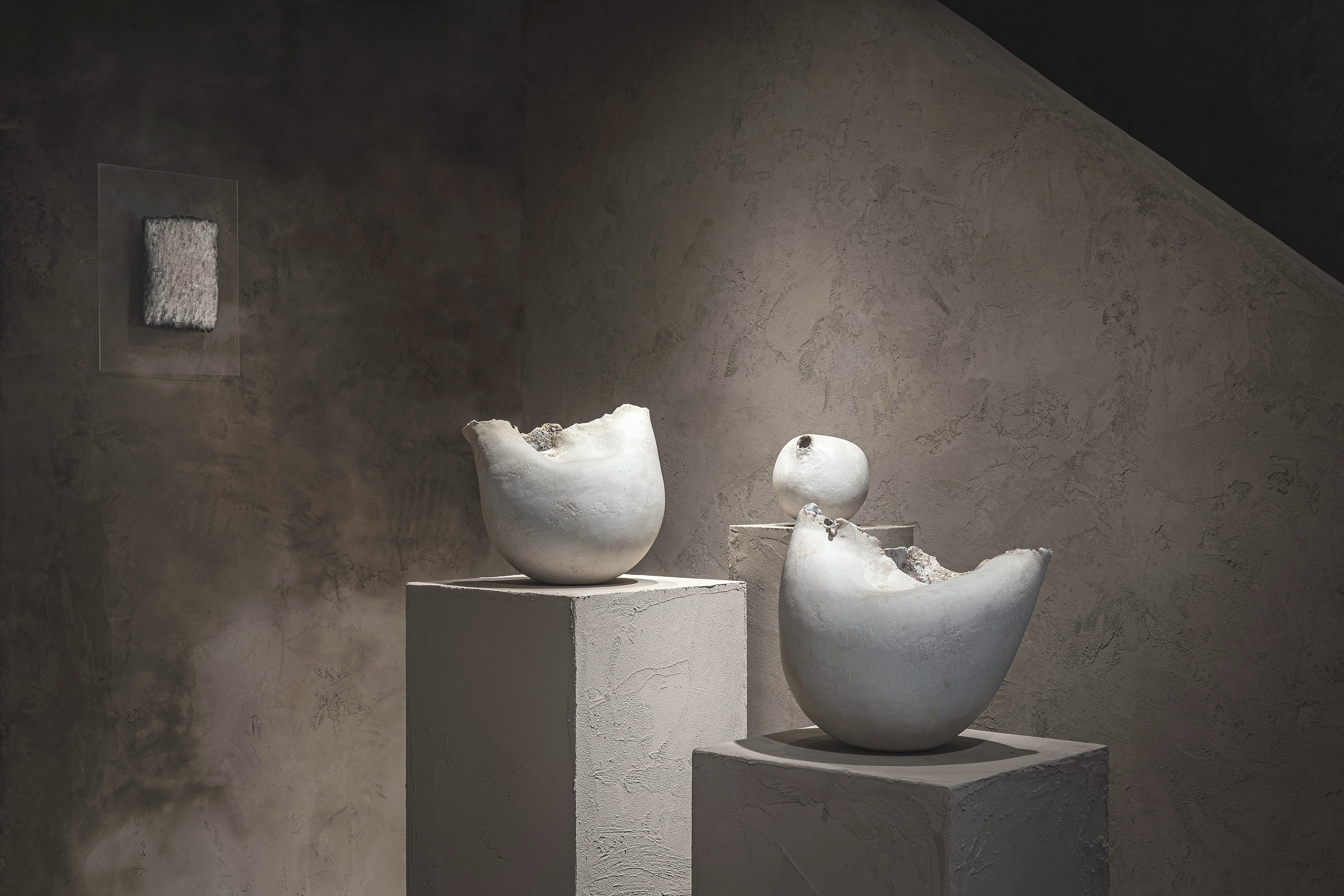 Fine-grained clay finishing plaster TerraVista Smooth Panna  (cream) color and coarse-grained raw earth plaster MultiTerra Wabi Polvere and Sale Grigio (dust and gray salt) colors, all applied to the walls of Kalpa Art Gallery in the Bonomini palace in Volterra. Project by Olga Niescier, Photography by Simone Stanislai, courtesy of Kalpa