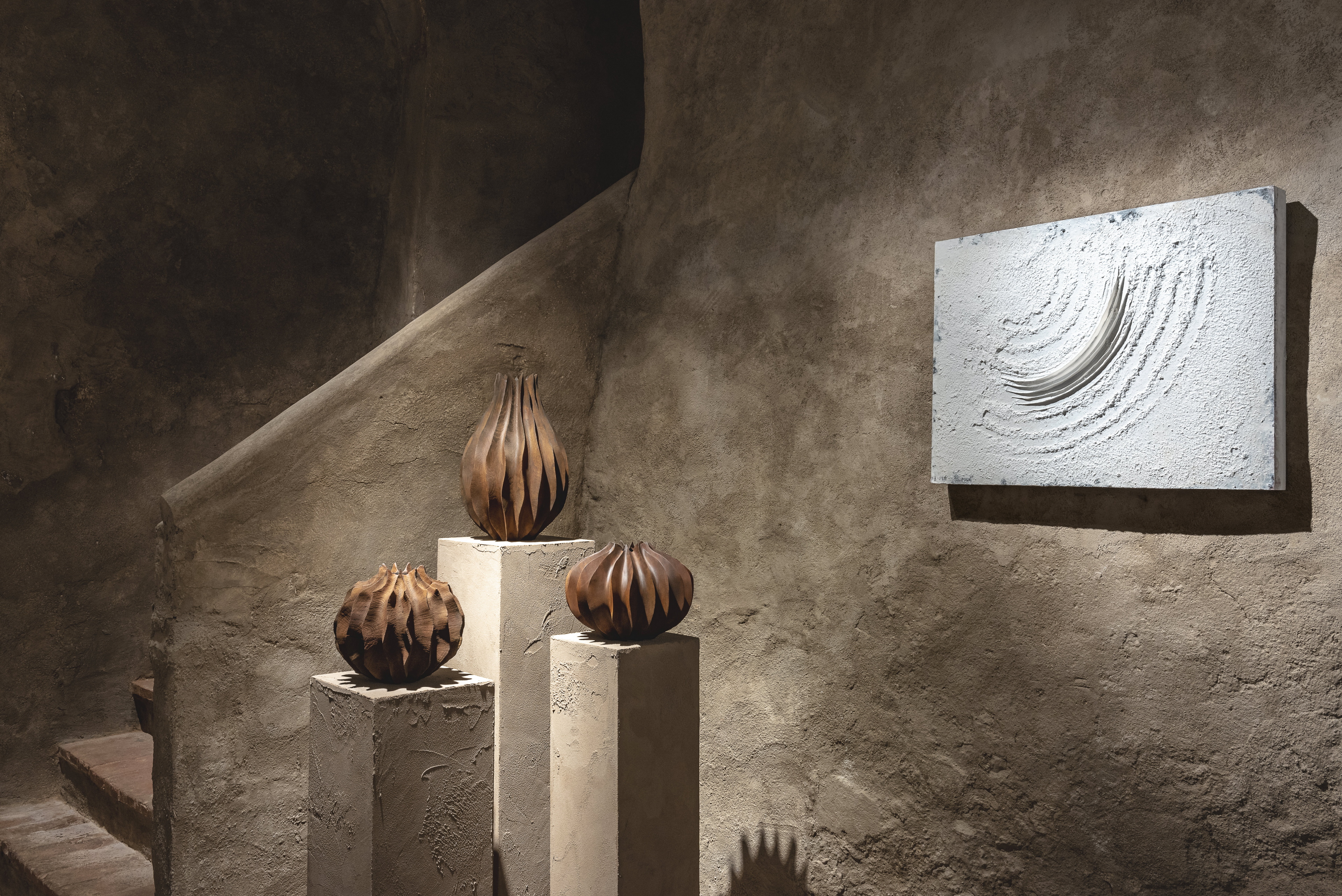 Fine-grained clay finishing plaster TerraVista Smooth Panna  (cream) color and coarse-grained raw earth plaster MultiTerra Wabi Polvere and Sale Grigio (dust and gray salt) colors, all applied to the walls of Kalpa Art Gallery in the Bonomini palace in Volterra. Project by Olga Niescier, Photography by Simone Stanislai, courtesy of Kalpa