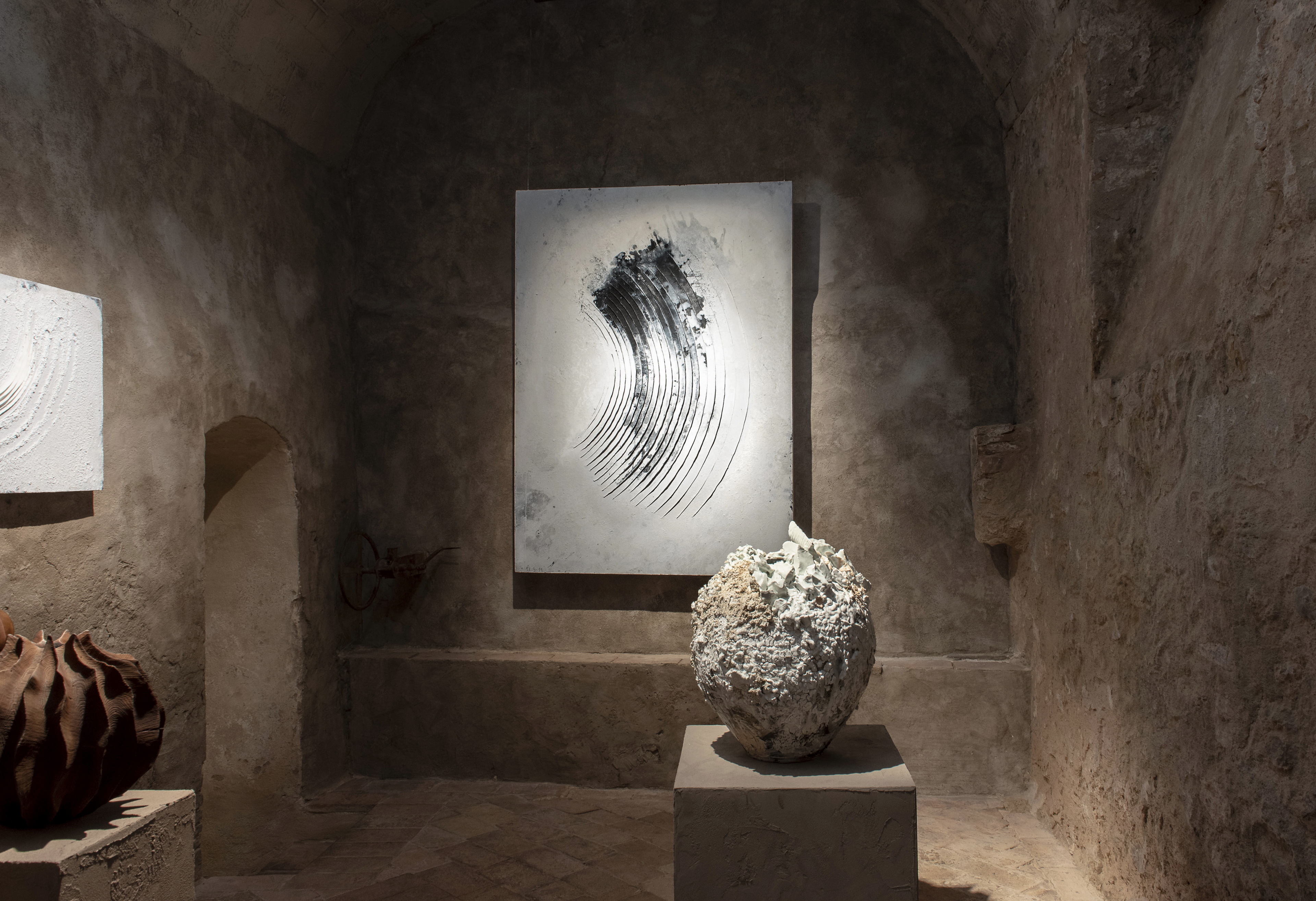 Intonaco di finitura in argilla a grana fine TerraVista Liscio Panna e intonaco in terra cruda a grana grossa MultiTerra Wabi Polvere e Sale Grigio applicati sulle pareti della galleria Kalpa Art Living nel palazzo Bonomini a Volterra. Progetto di Olga Niescier, foto di Simone Stanislai su gentile concessione di Kalpa