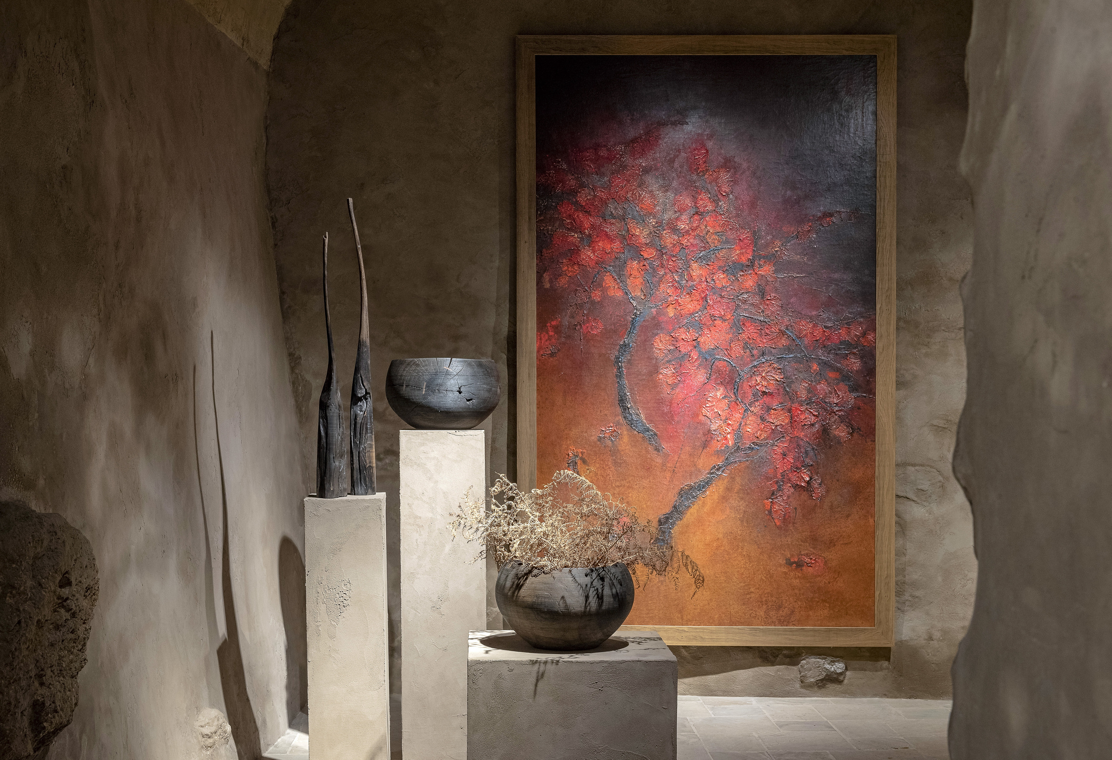 Fine-grained clay finishing plaster TerraVista Smooth Panna  (cream) color and coarse-grained raw earth plaster MultiTerra Wabi Polvere and Sale Grigio (dust and gray salt) colors, all applied to the walls of Kalpa Art Gallery in the Bonomini palace in Volterra. Project by Olga Niescier, Photography by Simone Stanislai, courtesy of Kalpa