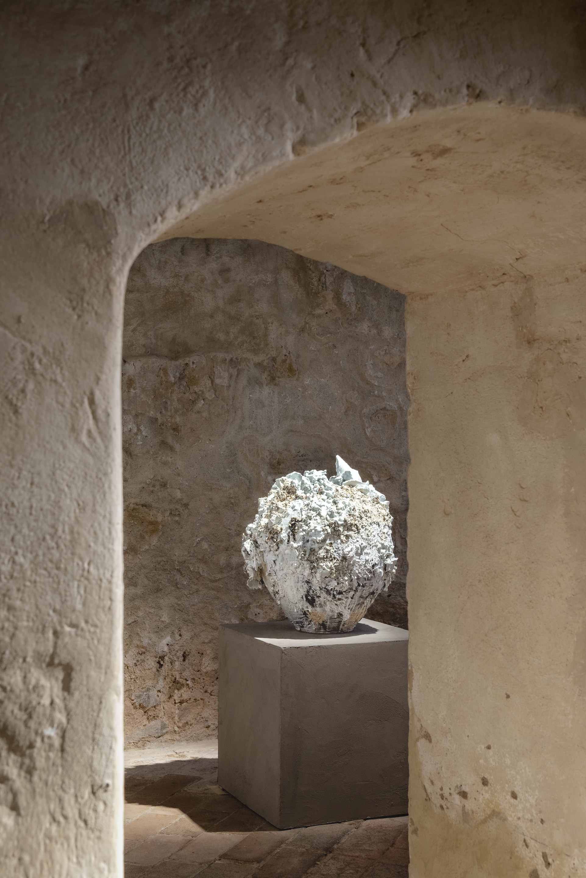 Intonaco di finitura in argilla a grana fine TerraVista Liscio Panna e intonaco in terra cruda a grana grossa MultiTerra Wabi Polvere e Sale Grigio applicati sulle pareti della galleria Kalpa Art Living nel palazzo Bonomini a Volterra. Progetto di Olga Niescier, foto di Simone Stanislai su gentile concessione di Kalpa