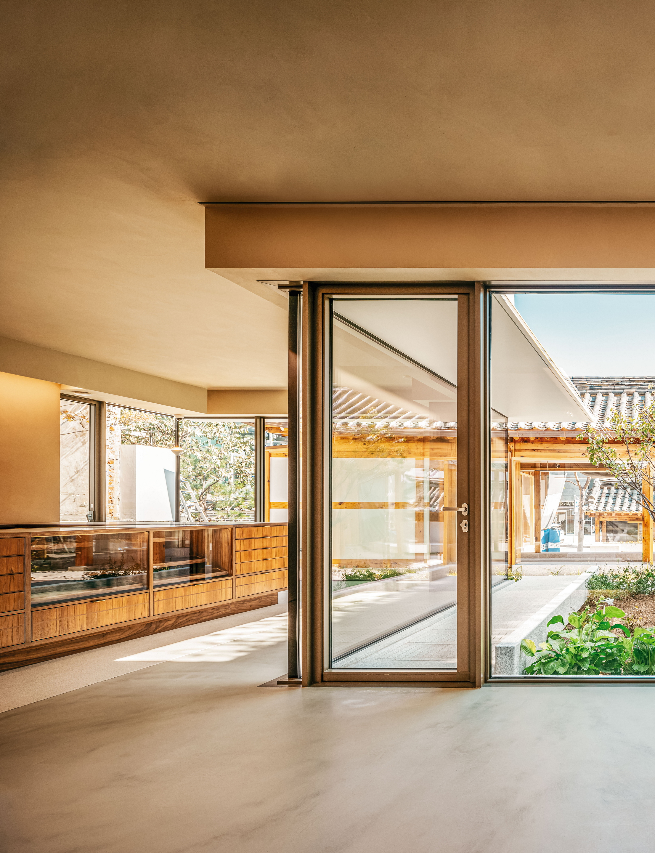 Fine-grained reinforced finishing clay plaster TerraVista Plus Smooth in a wide range of colours applied on walls and ceilings of the Sulwhasoo Bukchon Flagship Store-Osulloc Teahouse Bukchon complex in Gahoe-dong, Seoul. Project by One O One. Photography by Kim Inchul
