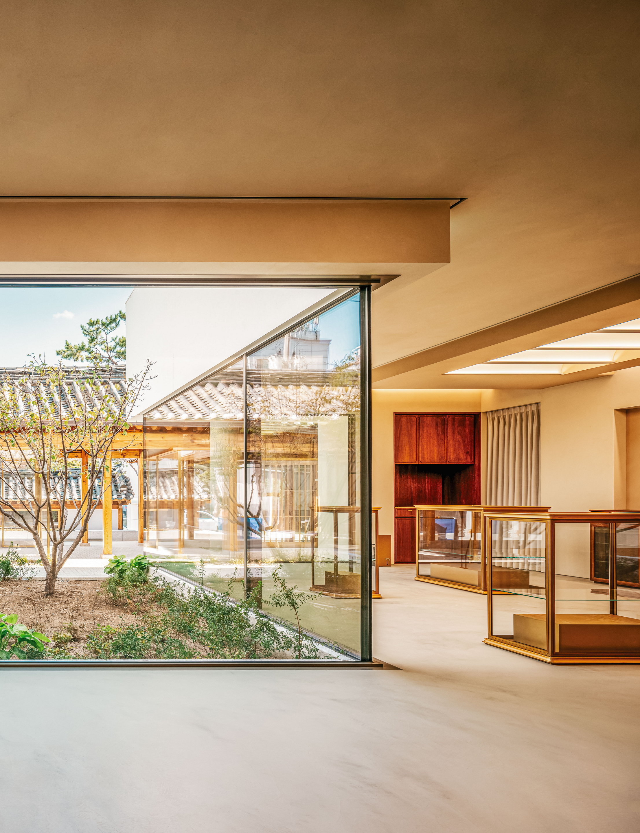 Fine-grained reinforced finishing clay plaster TerraVista Plus Smooth in a wide range of colours applied on walls and ceilings of the Sulwhasoo Bukchon Flagship Store-Osulloc Teahouse Bukchon complex in Gahoe-dong, Seoul. Project by One O One. Photography by Kim Inchul