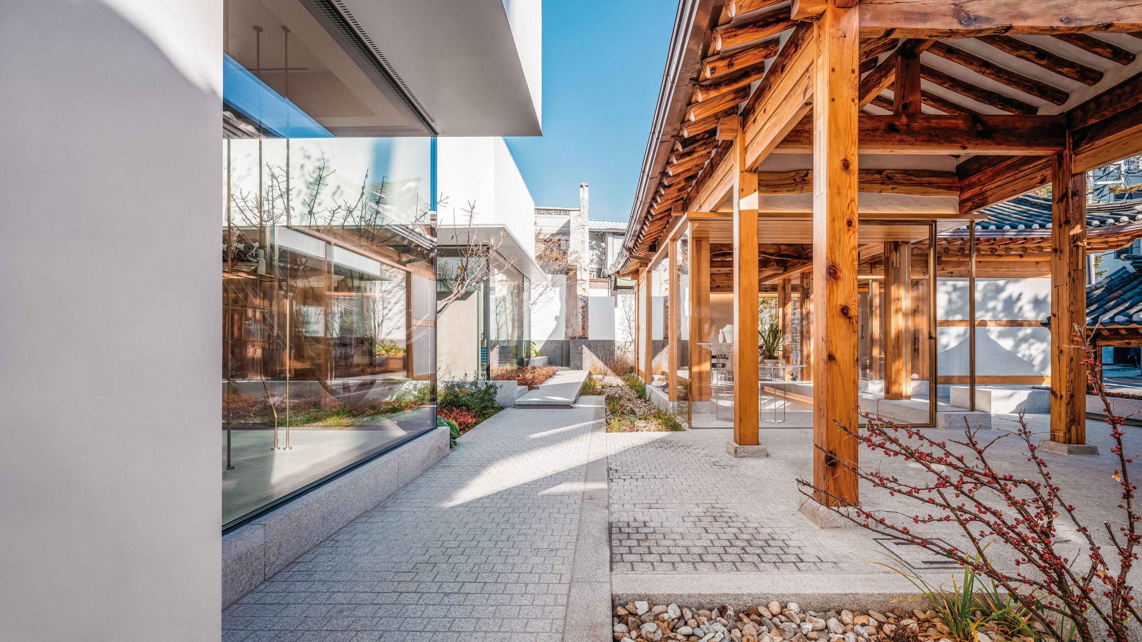 Fine-grained reinforced finishing clay plaster TerraVista Plus Smooth in a wide range of colours applied on walls and ceilings of the Sulwhasoo Bukchon Flagship Store-Osulloc Teahouse Bukchon complex in Gahoe-dong, Seoul. Project by One O One. Photography by Kim Inchul