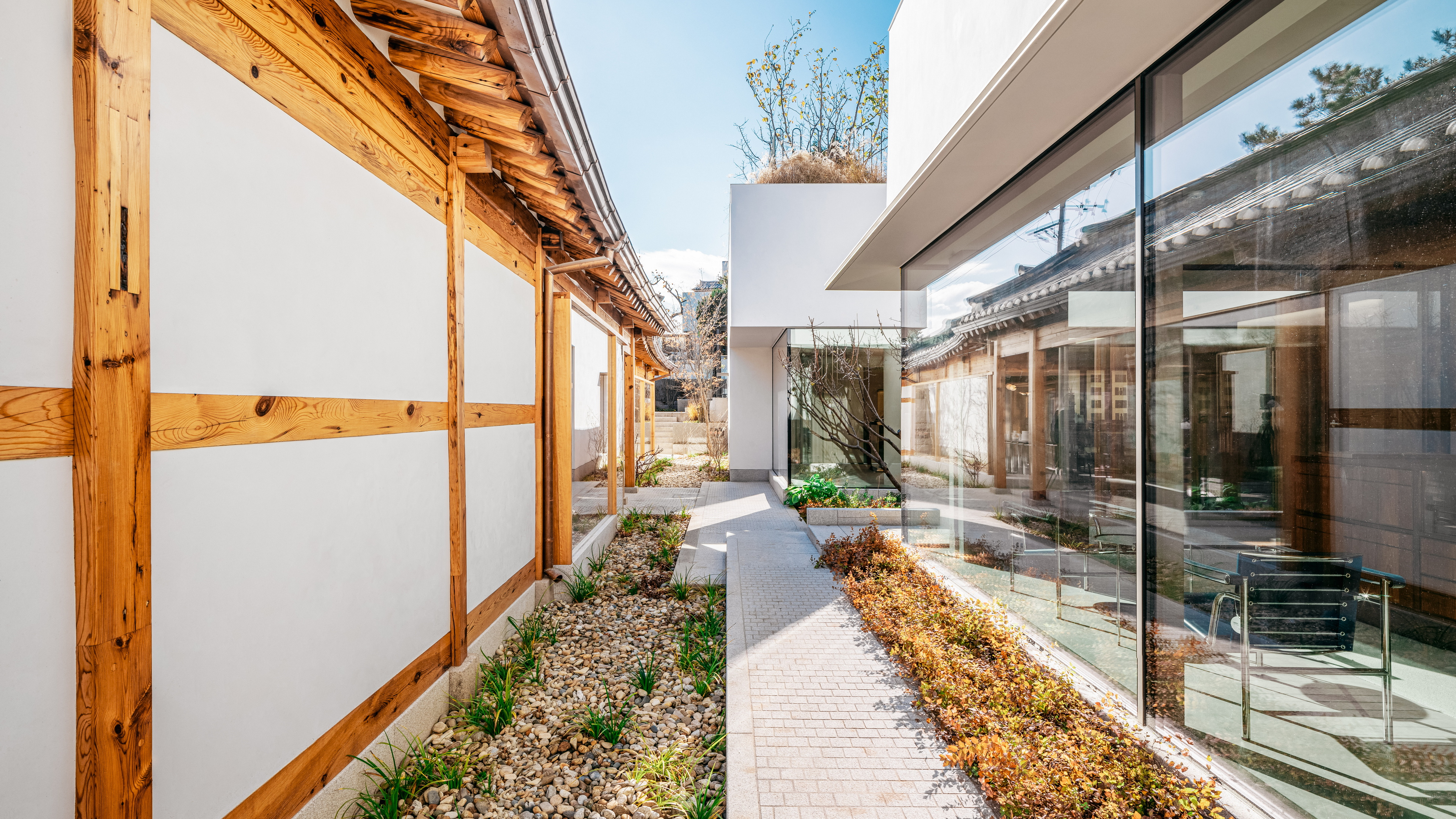 Fine-grained reinforced finishing clay plaster TerraVista Plus Smooth in a wide range of colours applied on walls and ceilings of the Sulwhasoo Bukchon Flagship Store-Osulloc Teahouse Bukchon complex in Gahoe-dong, Seoul. Project by One O One. Photography by Kim Inchul