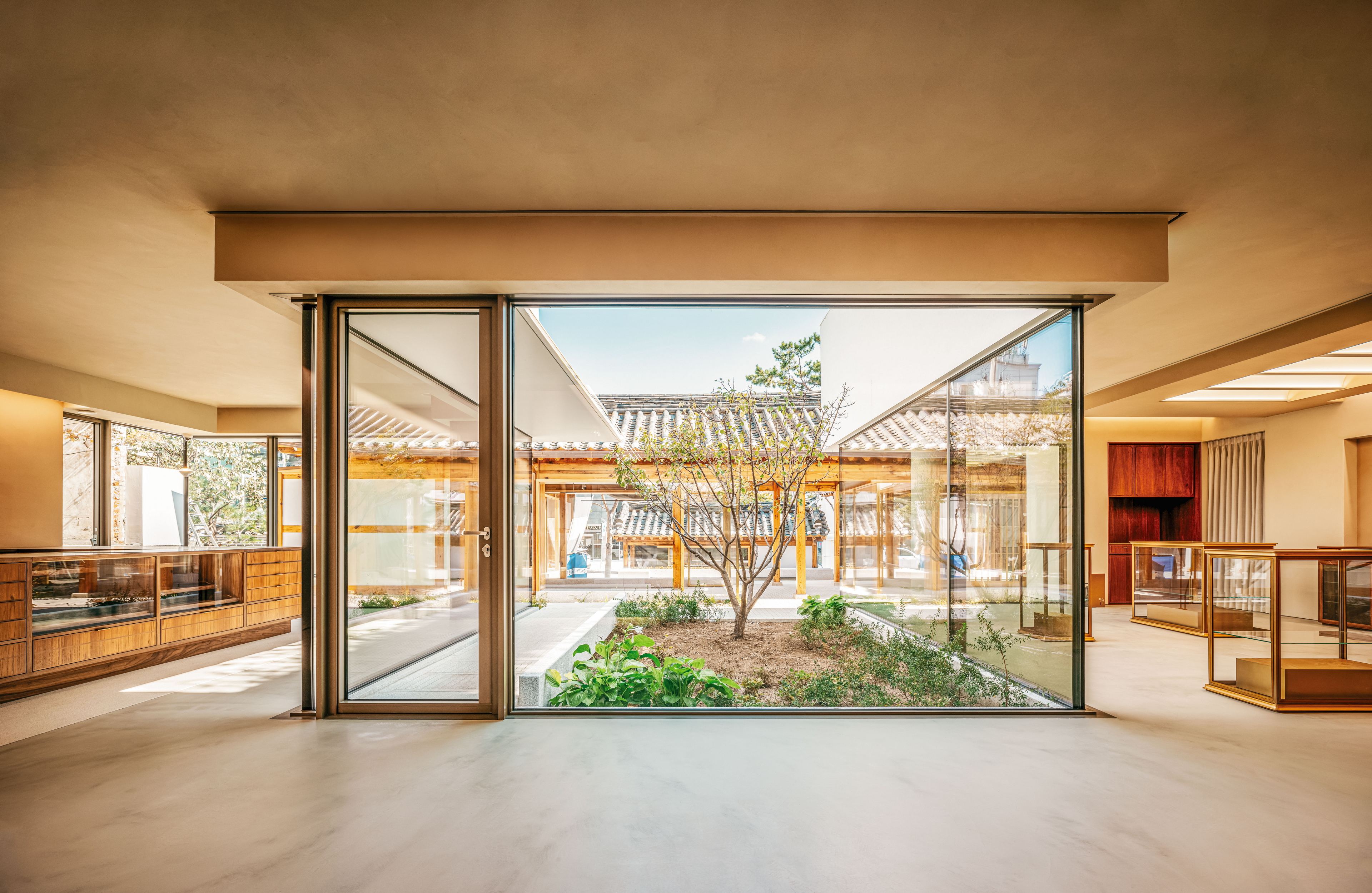 Fine-grained reinforced finishing clay plaster TerraVista Plus Smooth in a wide range of colours applied on walls and ceilings of the Sulwhasoo Bukchon Flagship Store-Osulloc Teahouse Bukchon complex in Gahoe-dong, Seoul. Project by One O One. Photography by Kim Inchul