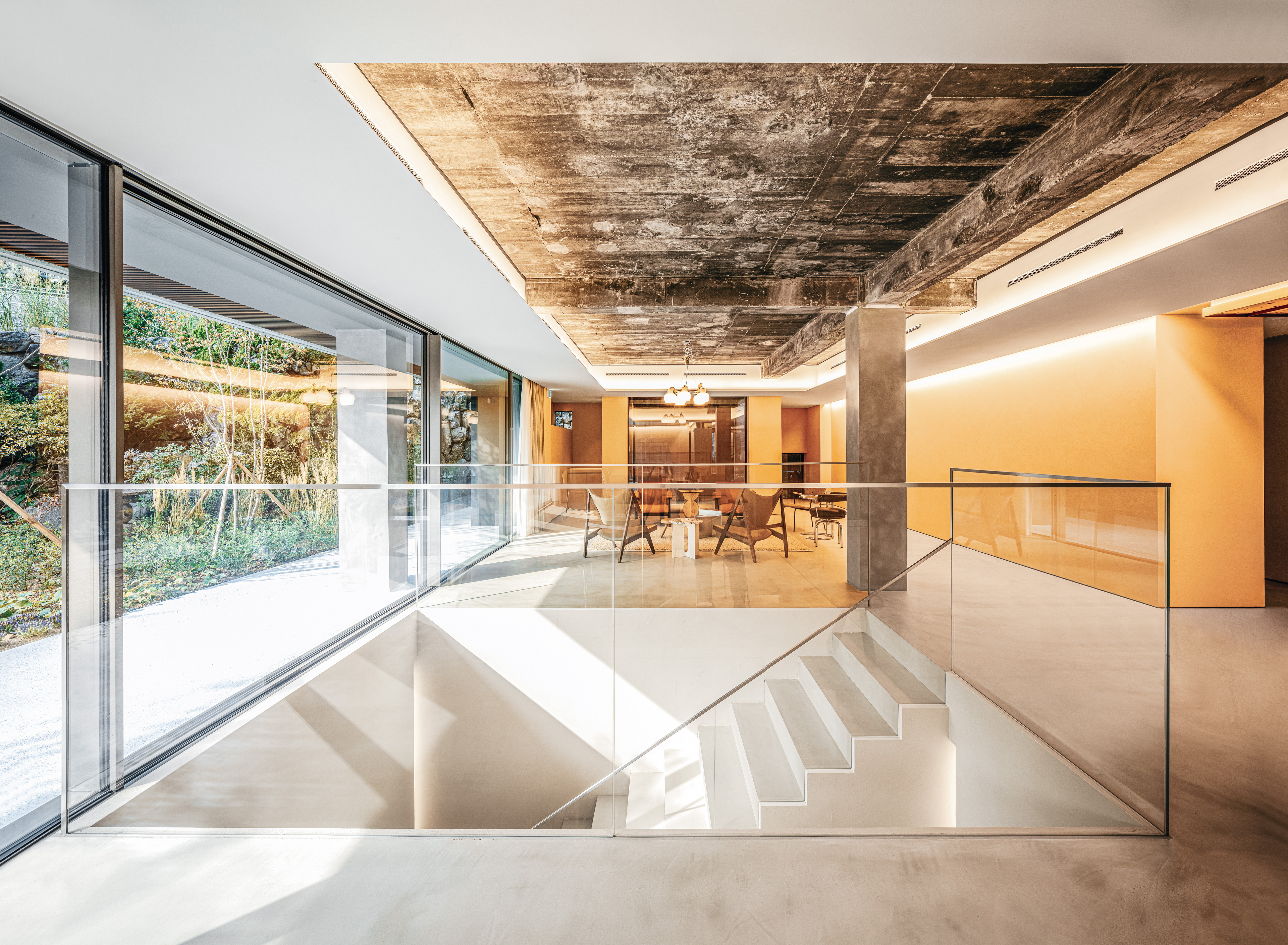 Fine-grained reinforced finishing clay plaster TerraVista Plus Smooth in a wide range of colours applied on walls and ceilings of the Sulwhasoo Bukchon Flagship Store-Osulloc Teahouse Bukchon complex in Gahoe-dong, Seoul. Project by One O One. Photography by Kim Inchul