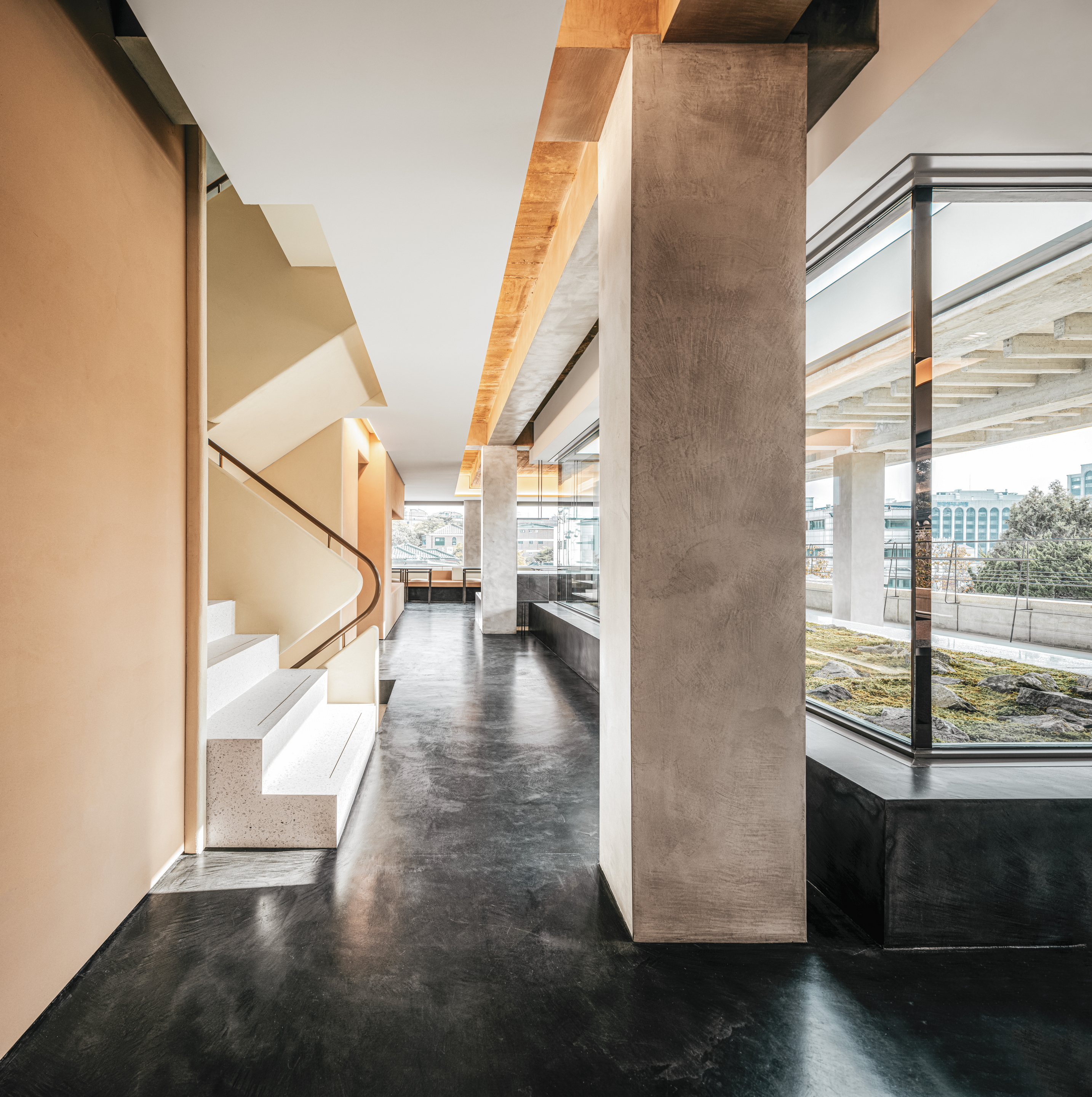 Fine-grained reinforced finishing clay plaster TerraVista Plus Smooth in a wide range of colours applied on walls and ceilings of the Sulwhasoo Bukchon Flagship Store-Osulloc Teahouse Bukchon complex in Gahoe-dong, Seoul. Project by One O One. Photography by Kim Inchul
