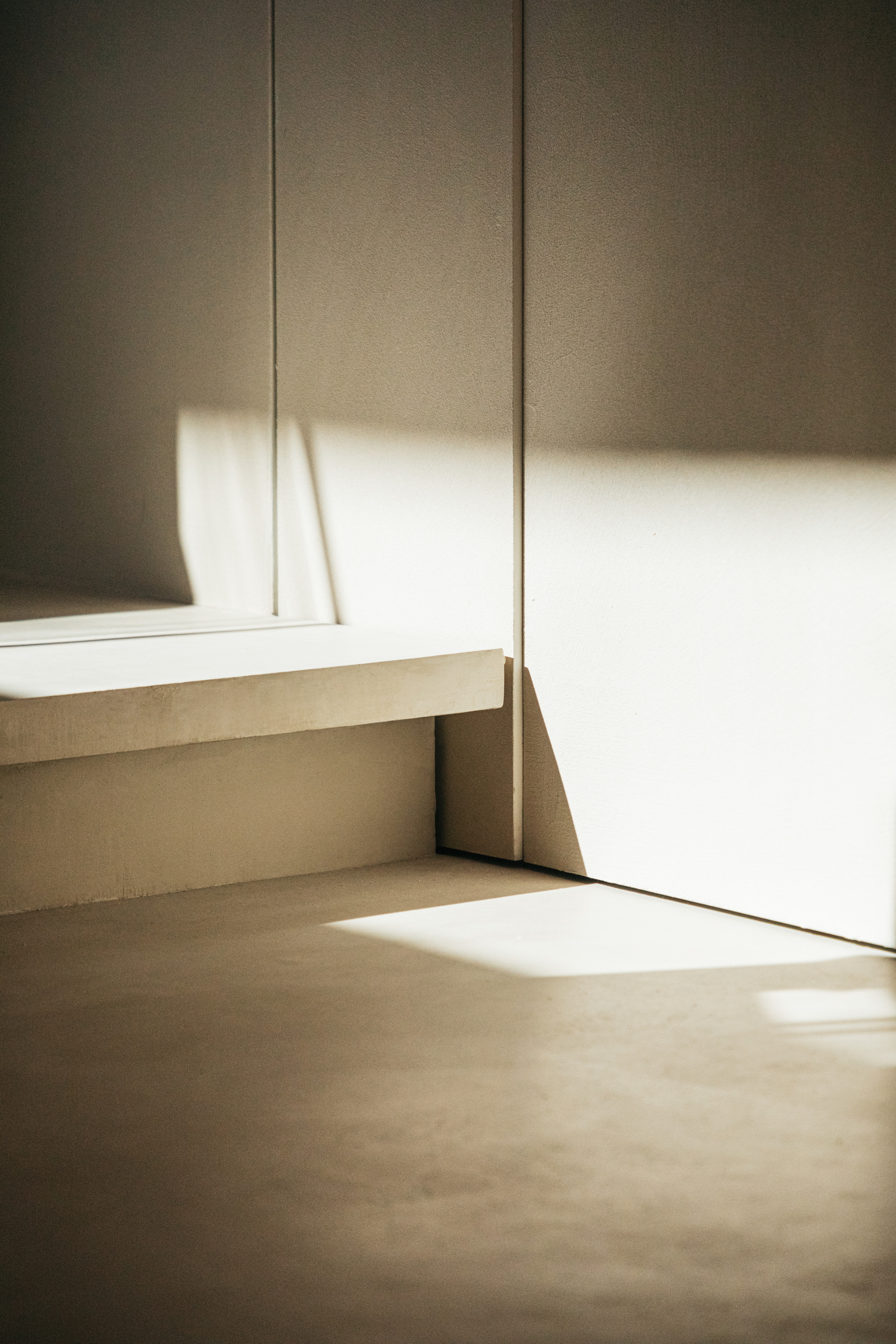 Fine-grained reinforced finishing clay plaster TerraVista Plus Smooth in a wide range of colours applied on walls and ceilings of the Sulwhasoo Bukchon Flagship Store-Osulloc Teahouse Bukchon complex in Gahoe-dong, Seoul. Project by One O One. Photography by Kim Inchul