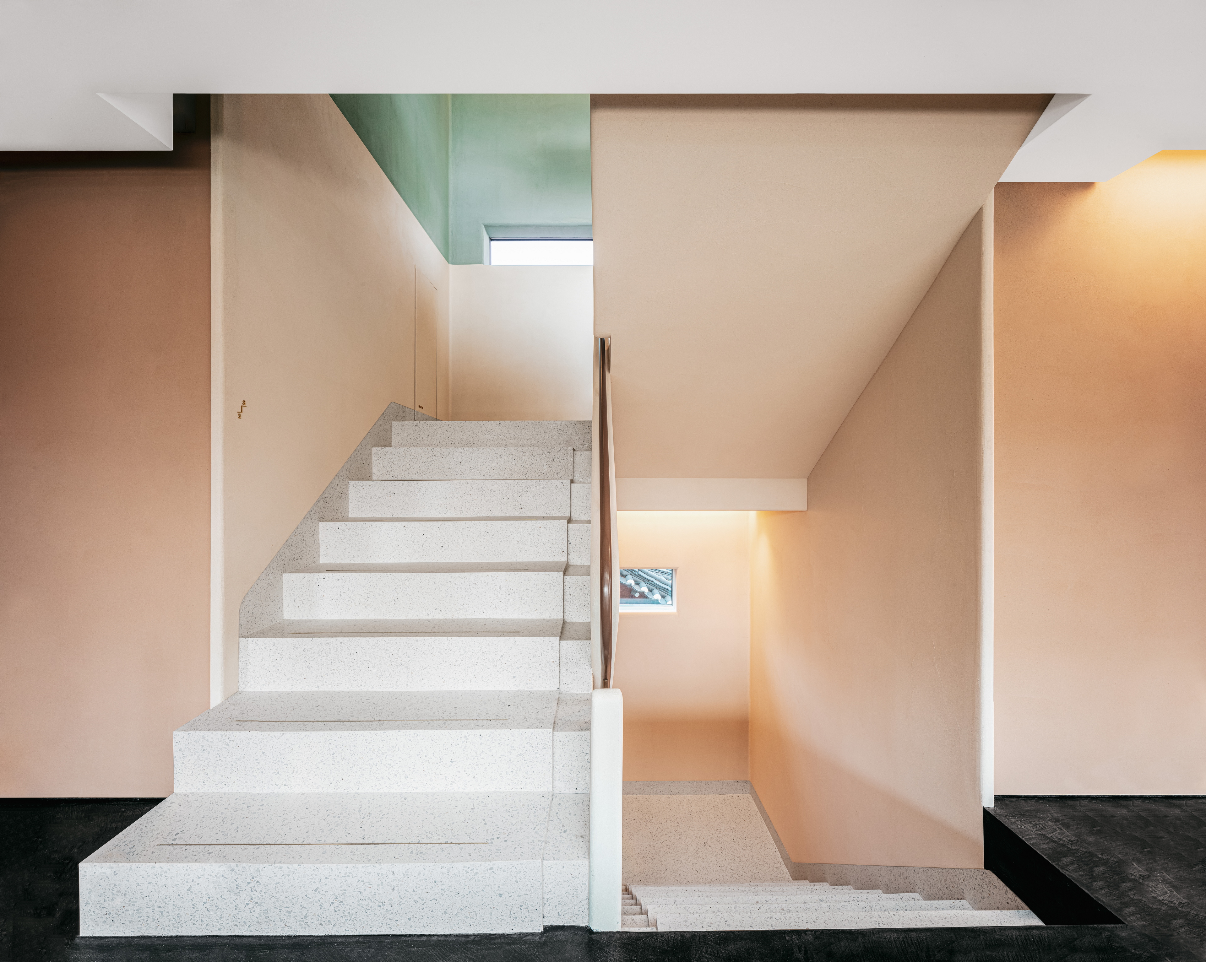 Fine-grained reinforced finishing clay plaster TerraVista Plus Smooth in a wide range of colours applied on walls and ceilings of the Sulwhasoo Bukchon Flagship Store-Osulloc Teahouse Bukchon complex in Gahoe-dong, Seoul. Project by One O One. Photography by Kim Inchul