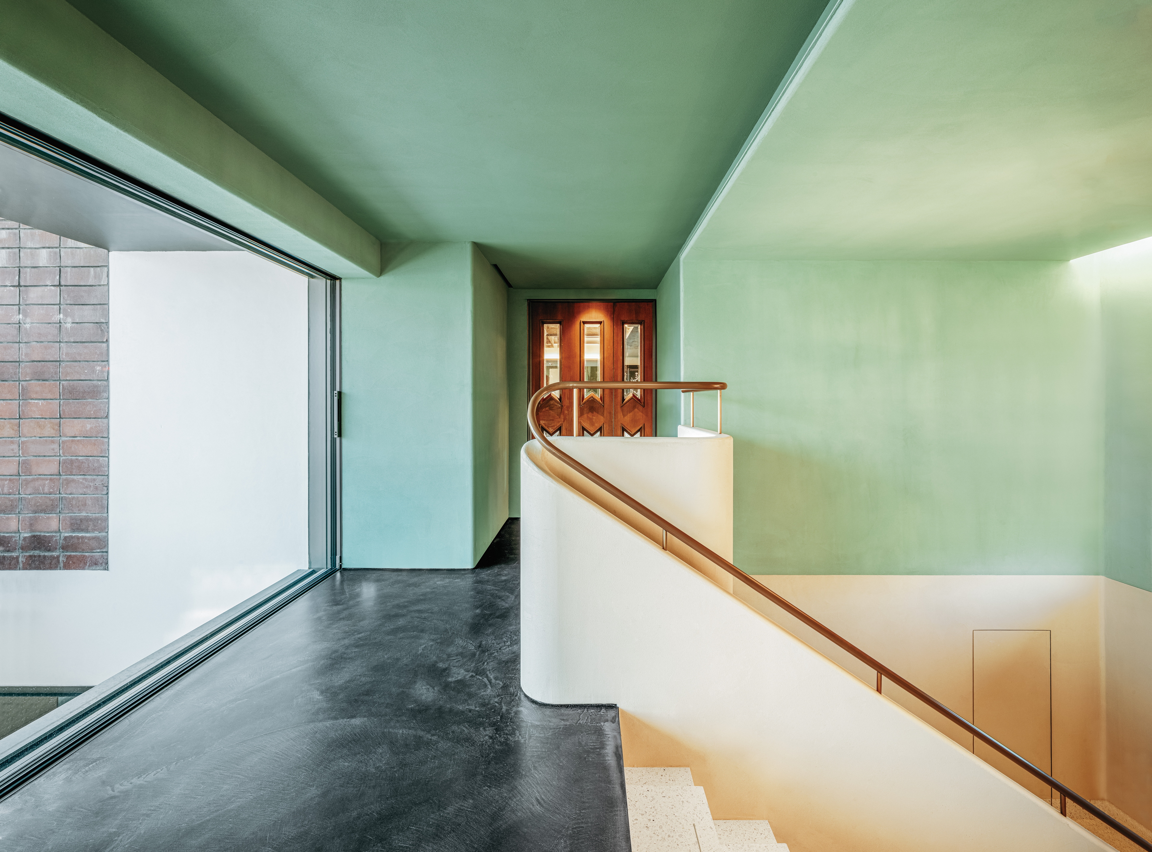 Fine-grained reinforced finishing clay plaster TerraVista Plus Smooth in a wide range of colours applied on walls and ceilings of the Sulwhasoo Bukchon Flagship Store-Osulloc Teahouse Bukchon complex in Gahoe-dong, Seoul. Project by One O One. Photography by Kim Inchul