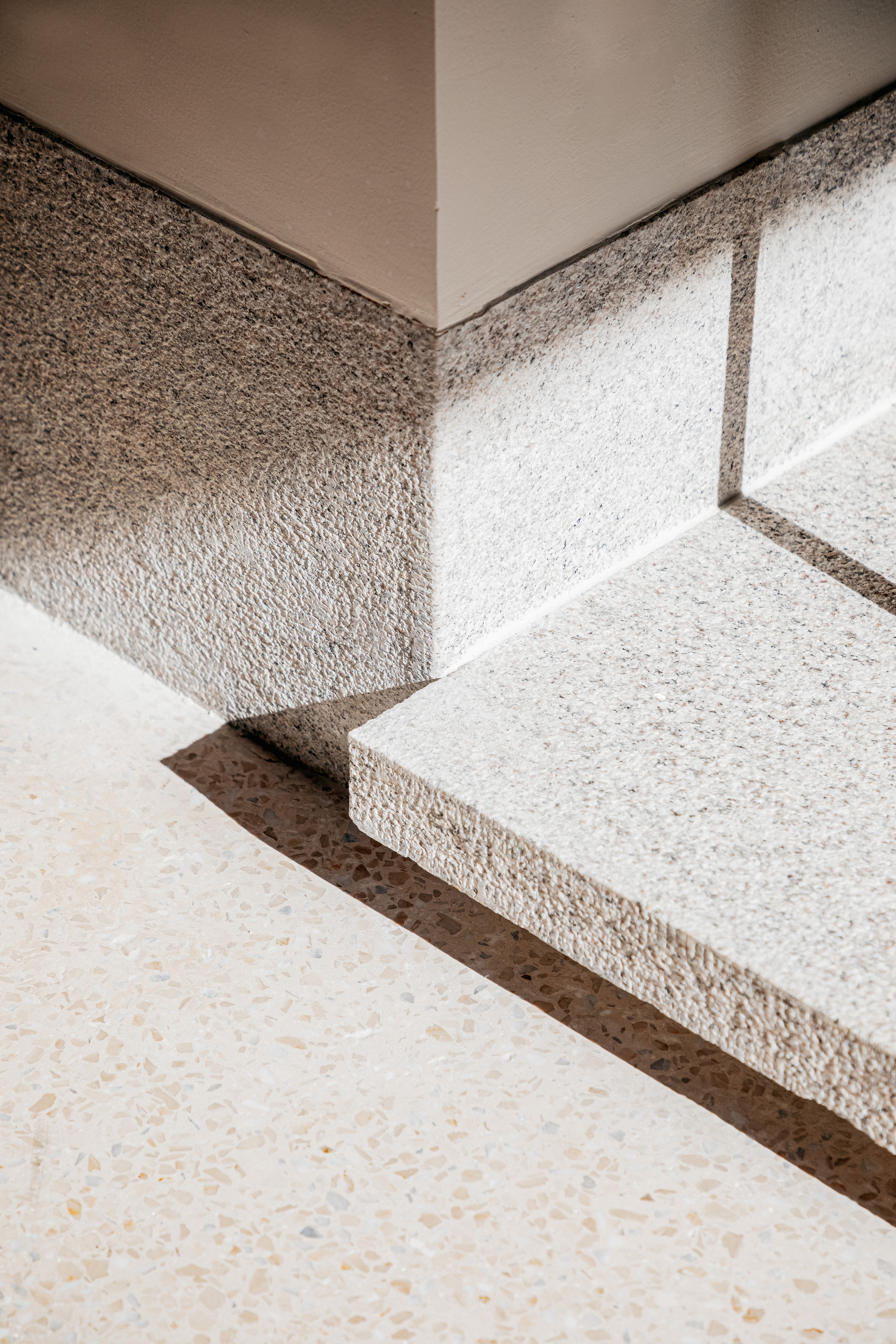 Fine-grained reinforced finishing clay plaster TerraVista Plus Smooth in a wide range of colours applied on walls and ceilings of the Sulwhasoo Bukchon Flagship Store-Osulloc Teahouse Bukchon complex in Gahoe-dong, Seoul. Project by One O One. Photography by Kim Inchul