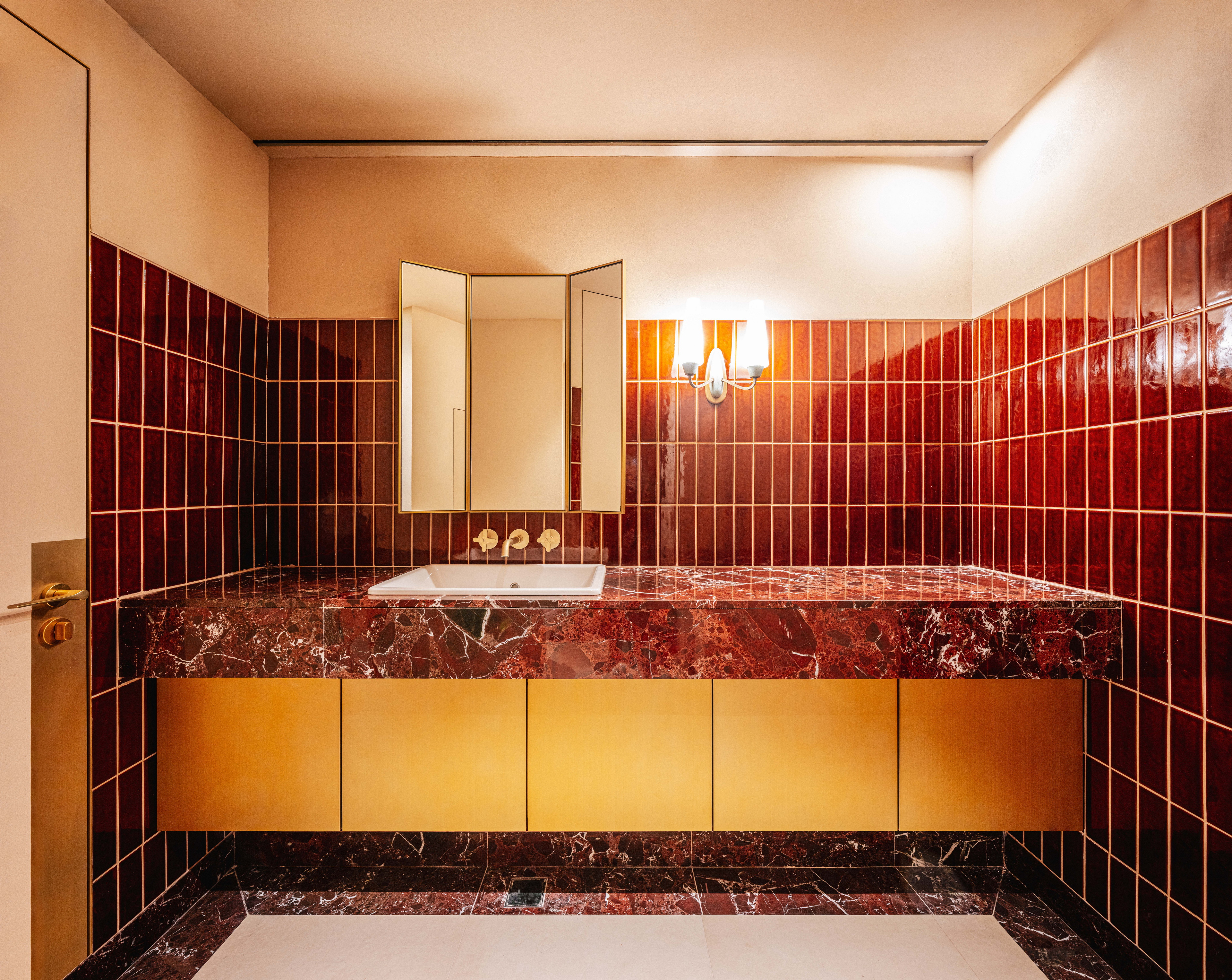 Fine-grained reinforced finishing clay plaster TerraVista Plus Smooth in a wide range of colours applied on walls and ceilings of the Sulwhasoo Bukchon Flagship Store-Osulloc Teahouse Bukchon complex in Gahoe-dong, Seoul. Project by One O One. Photography by Kim Inchul