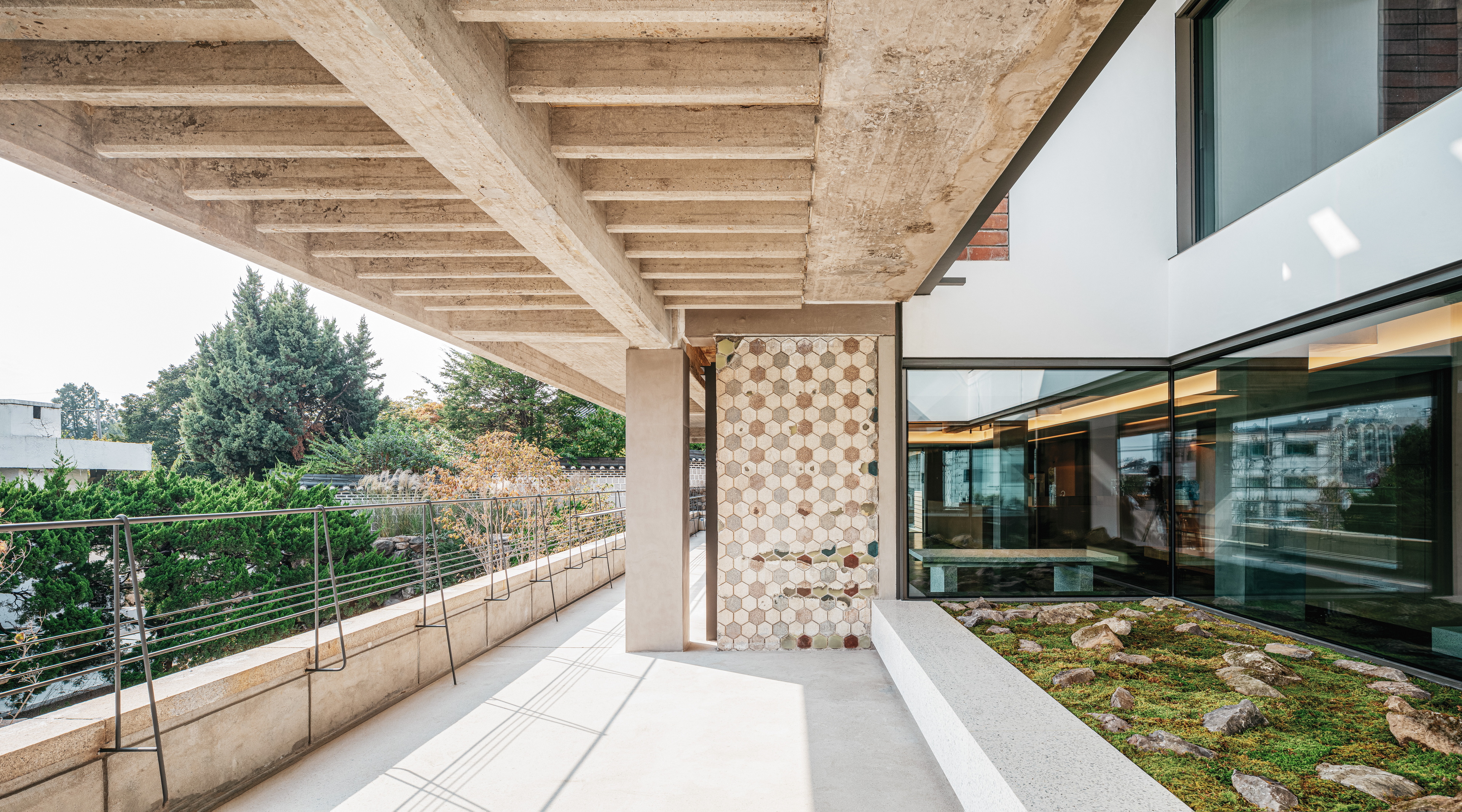 Fine-grained reinforced finishing clay plaster TerraVista Plus Smooth in a wide range of colours applied on walls and ceilings of the Sulwhasoo Bukchon Flagship Store-Osulloc Teahouse Bukchon complex in Gahoe-dong, Seoul. Project by One O One. Photography by Kim Inchul