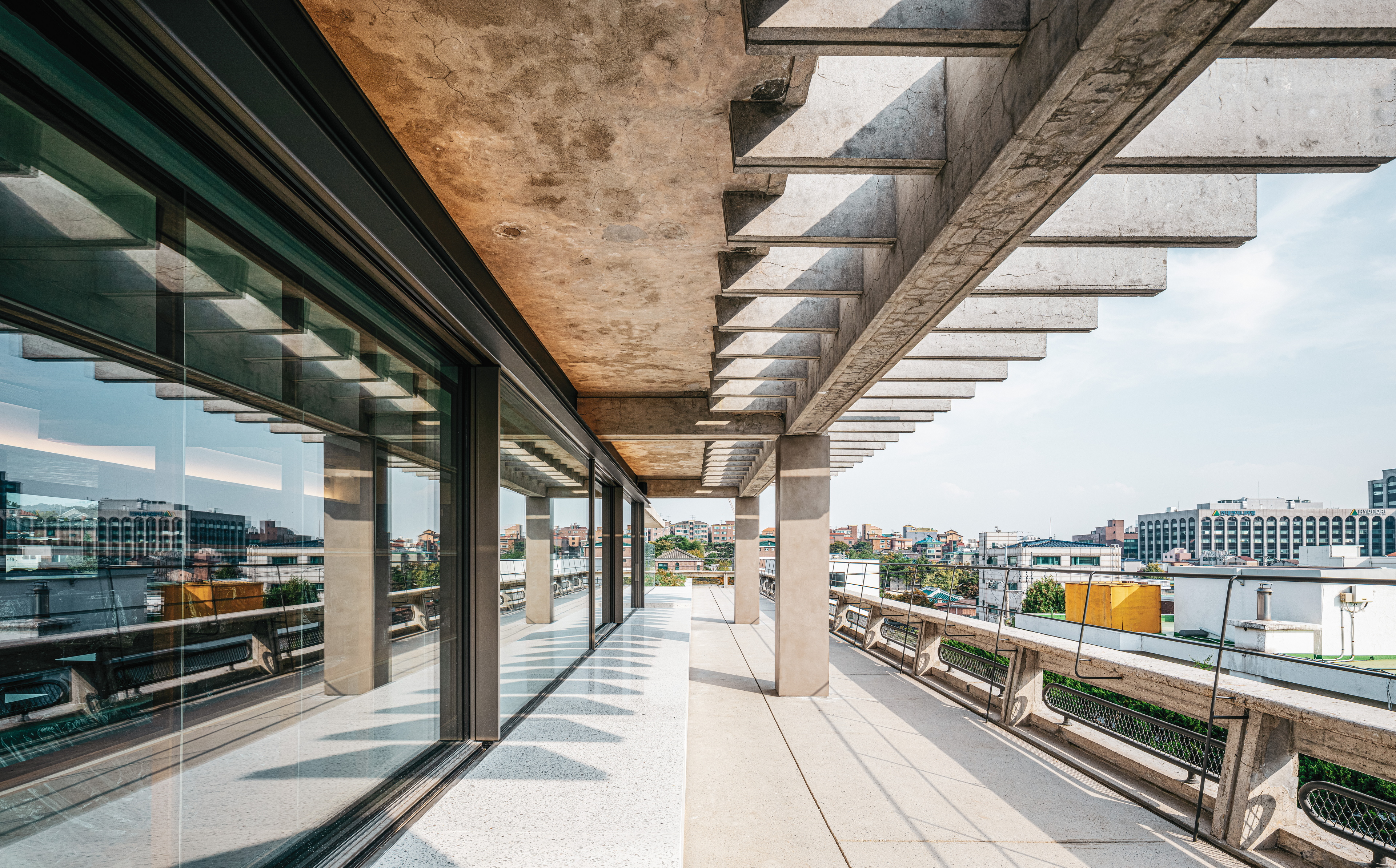 Fine-grained reinforced finishing clay plaster TerraVista Plus Smooth in a wide range of colours applied on walls and ceilings of the Sulwhasoo Bukchon Flagship Store-Osulloc Teahouse Bukchon complex in Gahoe-dong, Seoul. Project by One O One. Photography by Kim Inchul