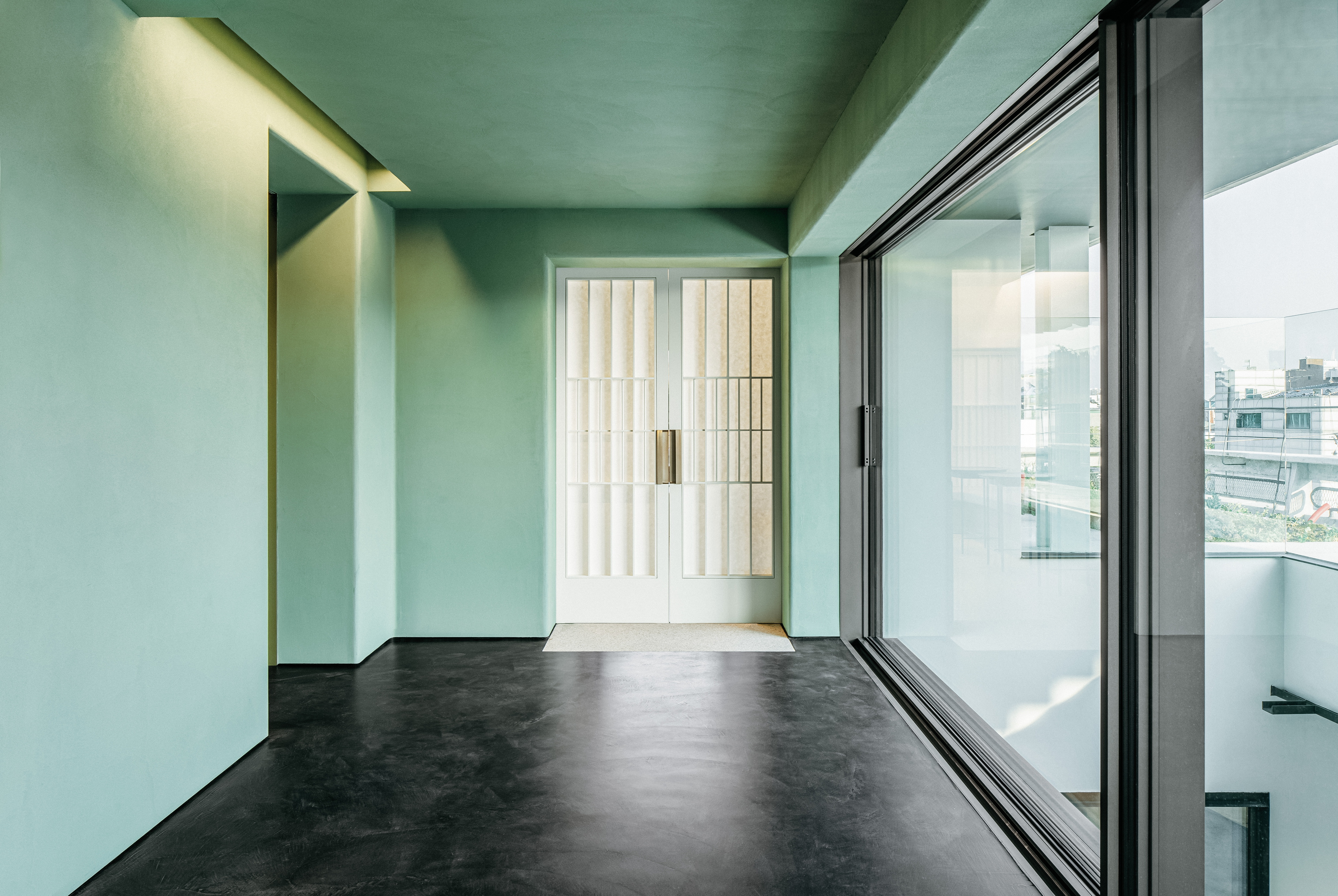 Intonaco rinforzato di finitura in argilla a grana fine TerraVista Plus Liscio in un'ampia gamma di colori applicato su pareti e soffitti. Progetto di One O One. Fotografia: Kim Inchul, su gentile concessione di ONE O ONE factory