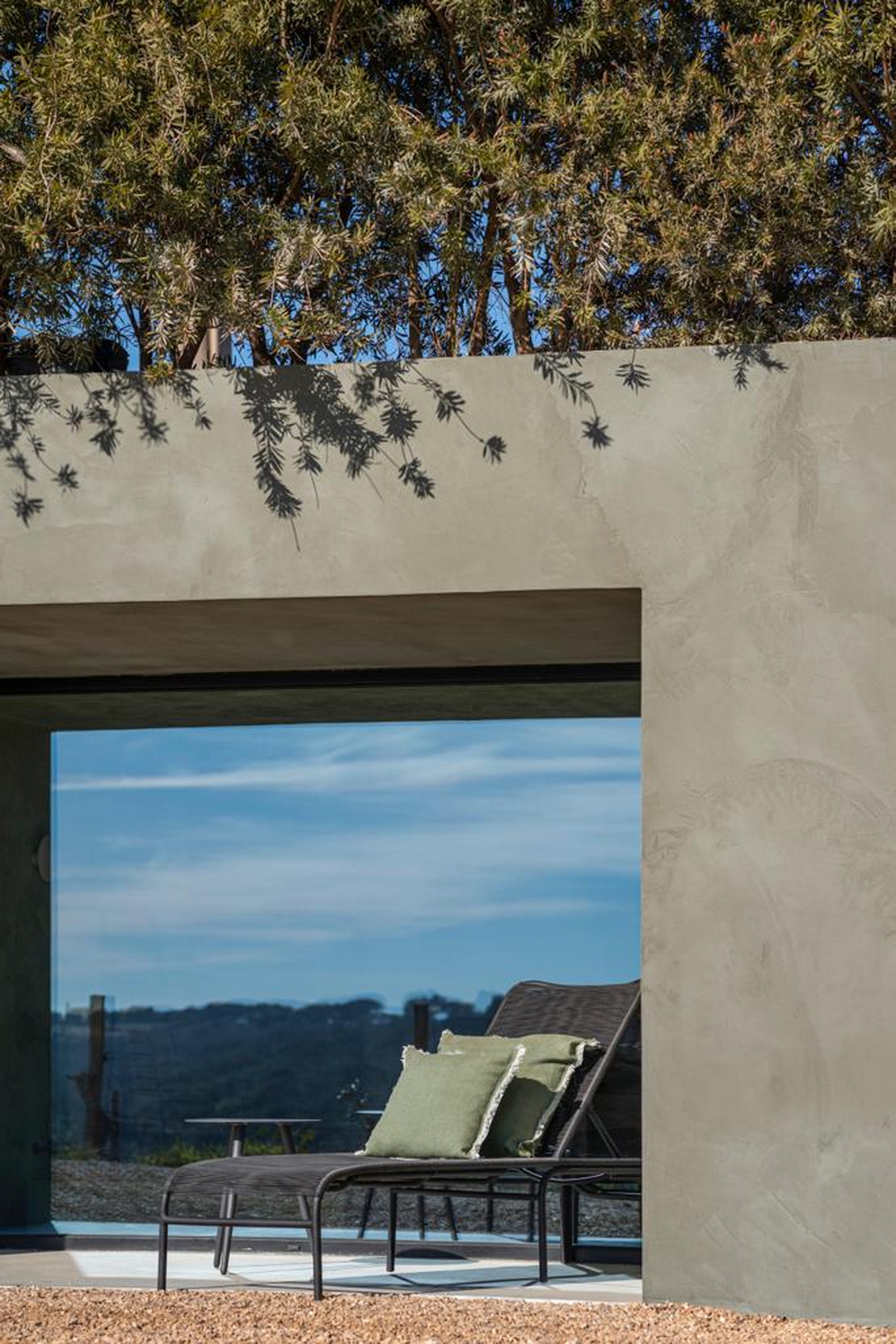 Intonaco di argilla per una SPA progettata da Manuel Aires Mateus in Alentejo. Intonaco di finitura a base di argilla pozzolana naturale, cemento e leganti minerali a grana fine TerraTon Wall colore bespoke applicato sulle superfici esterne. Foto João Guimarães