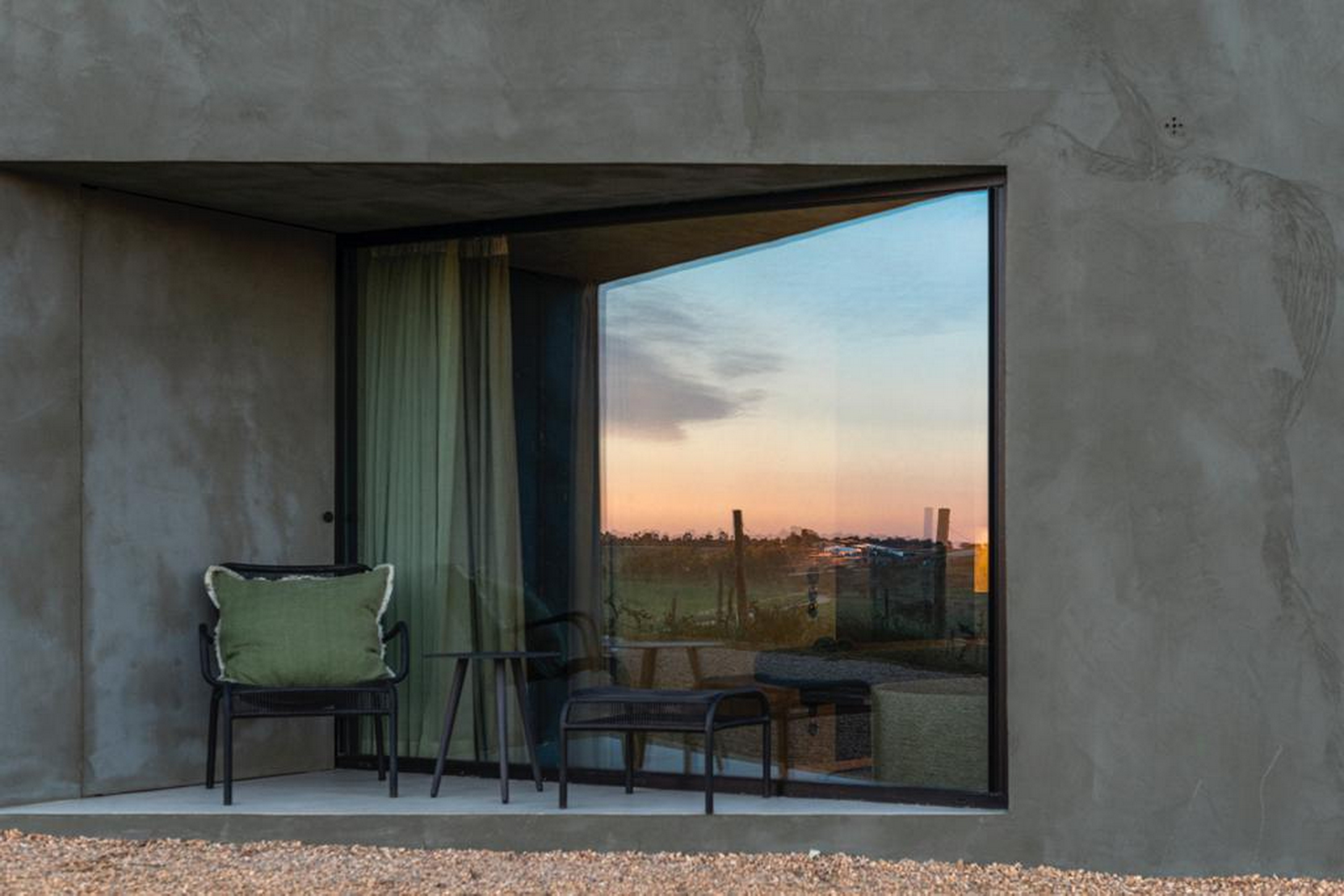 Intonaco di argilla per una SPA progettata da Manuel Aires Mateus in Alentejo. Intonaco di finitura a base di argilla pozzolana naturale, cemento e leganti minerali a grana fine TerraTon Wall colore bespoke applicato sulle superfici esterne. Foto João Guimarães