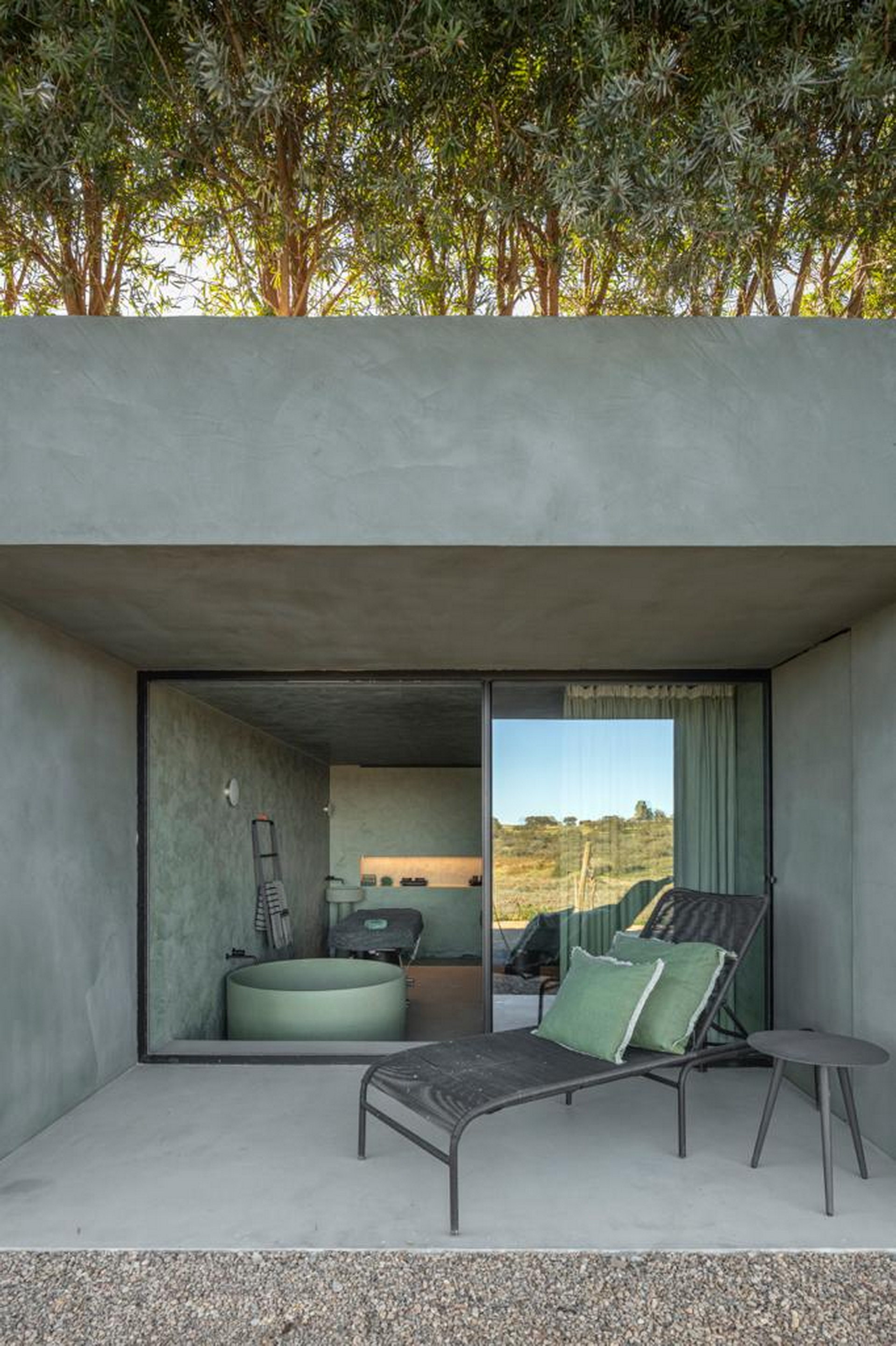 Intonaco di argilla per una SPA progettata da Manuel Aires Mateus in Alentejo. Intonaco di finitura a base di argilla pozzolana naturale, cemento e leganti minerali a grana fine TerraTon Wall colore bespoke applicato sulle superfici esterne. Foto João Guimarães
