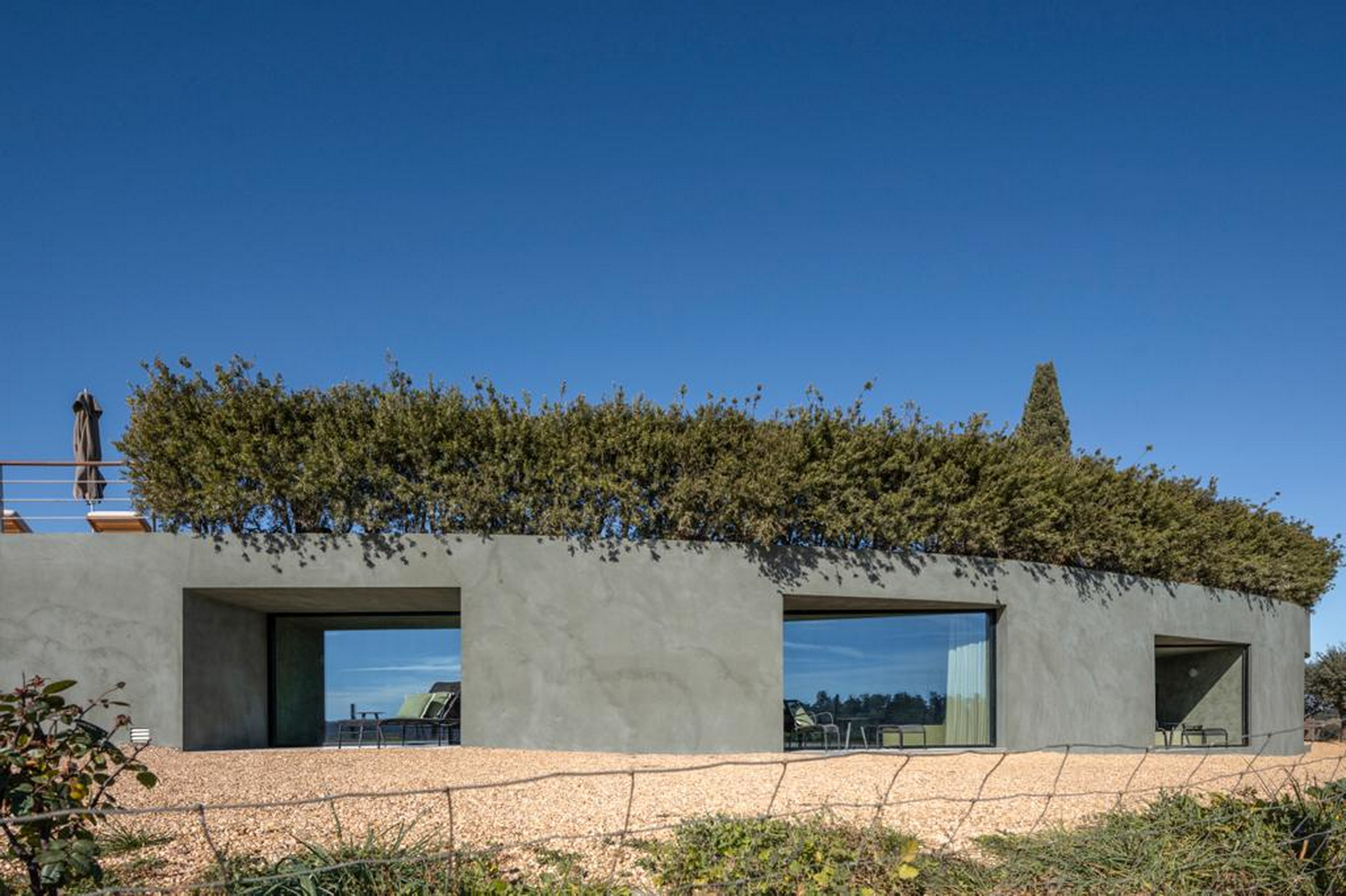 Clay plaster for a SPA designed by Manuel Aires Mateus in Alentejo. TerraTon Wall finishing plaster made from natural pozzolan clay, cement and fine-grained mineral binders applied to the exterior surfaces. Photo: João Guimarães