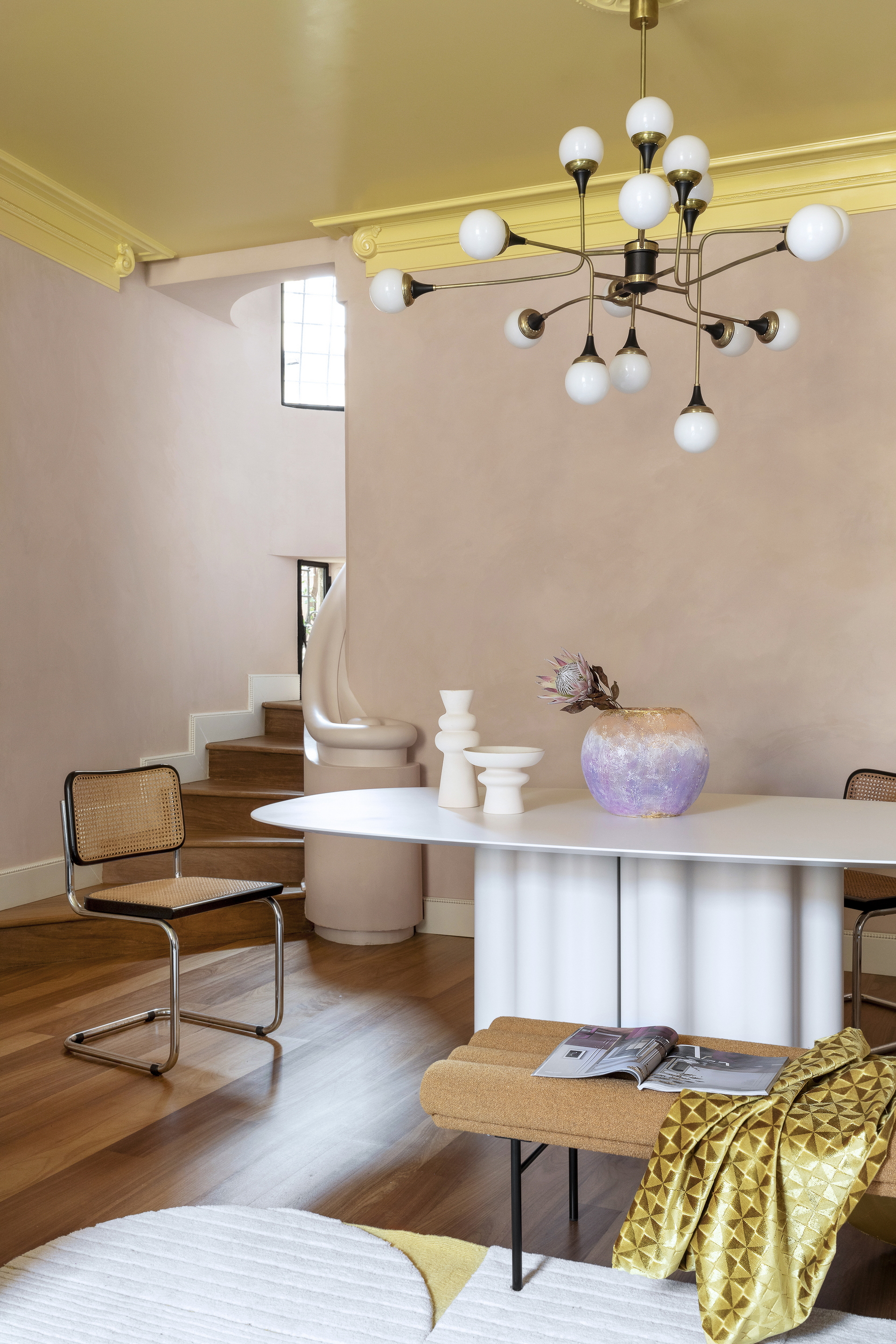 Fine-grained clay finishing plaster TerraVista Smooth Meringa (meringue) colour applied to the walls of a private residence in Rome. This work was published, with cover photo, in the February issue of Marie Claire Maison magazine. Project by Venturoni Studio Photography: Helenio Barbetta