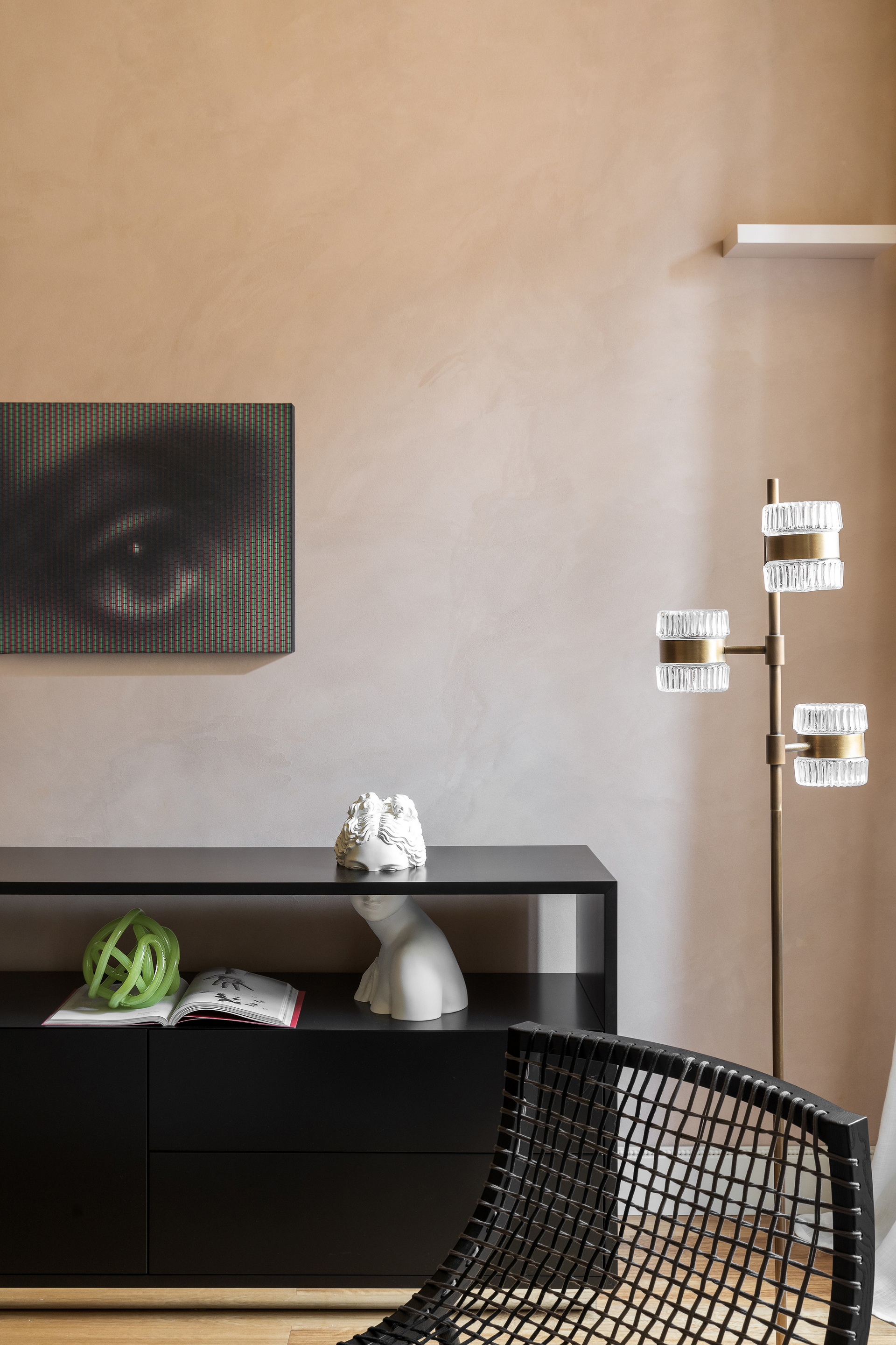 Fine-grained clay finishing plaster TerraVista Smooth Meringa (meringue) colour applied to the walls of a private residence in Rome. This work was published, with cover photo, in the February issue of Marie Claire Maison magazine. Project by Venturoni Studio Photography: Helenio Barbetta