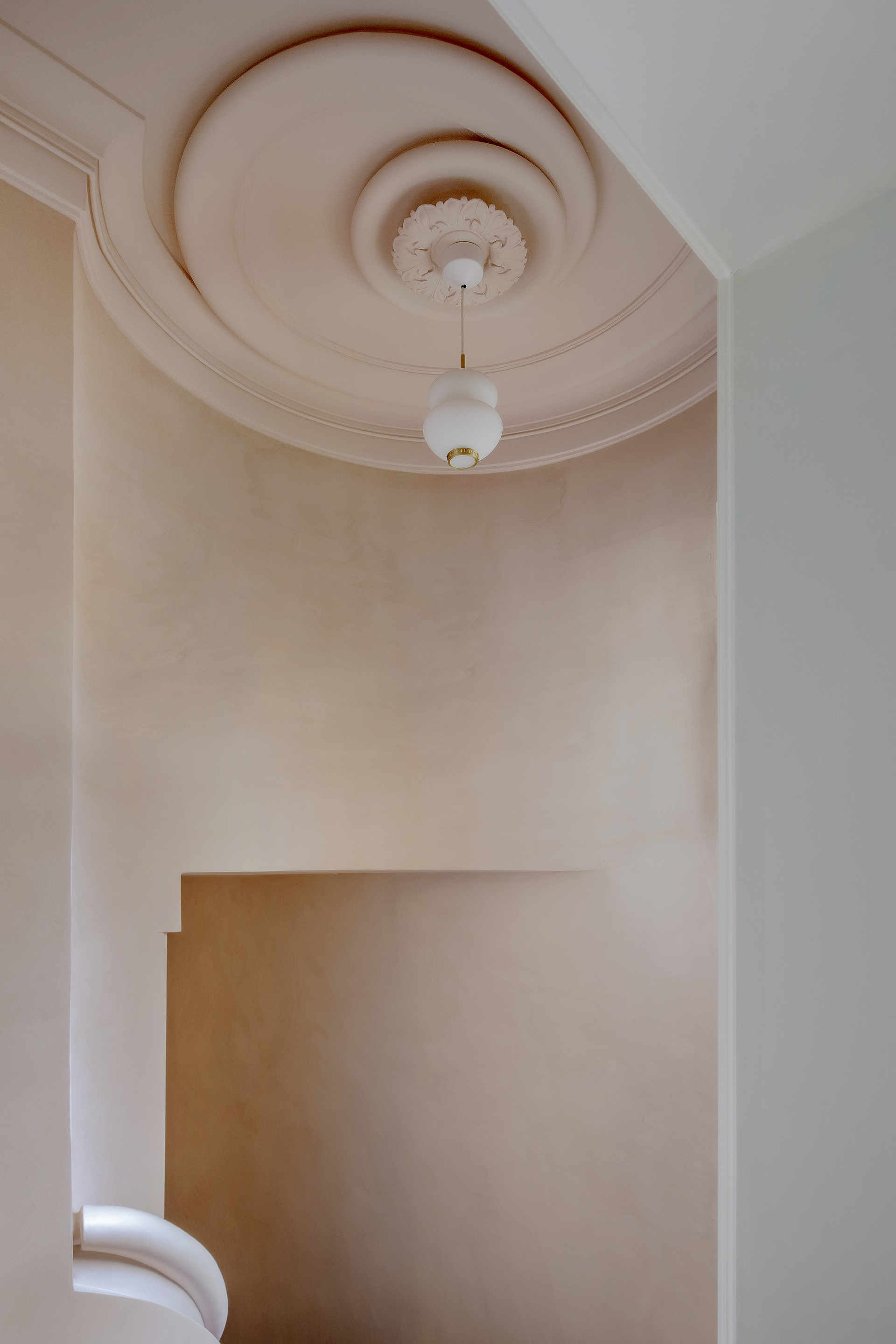 Fine-grained clay finishing plaster TerraVista Smooth Meringa (meringue) colour applied to the walls of a private residence in Rome. This work was published, with cover photo, in the February issue of Marie Claire Maison magazine. Project by Venturoni Studio Photography: Helenio Barbetta