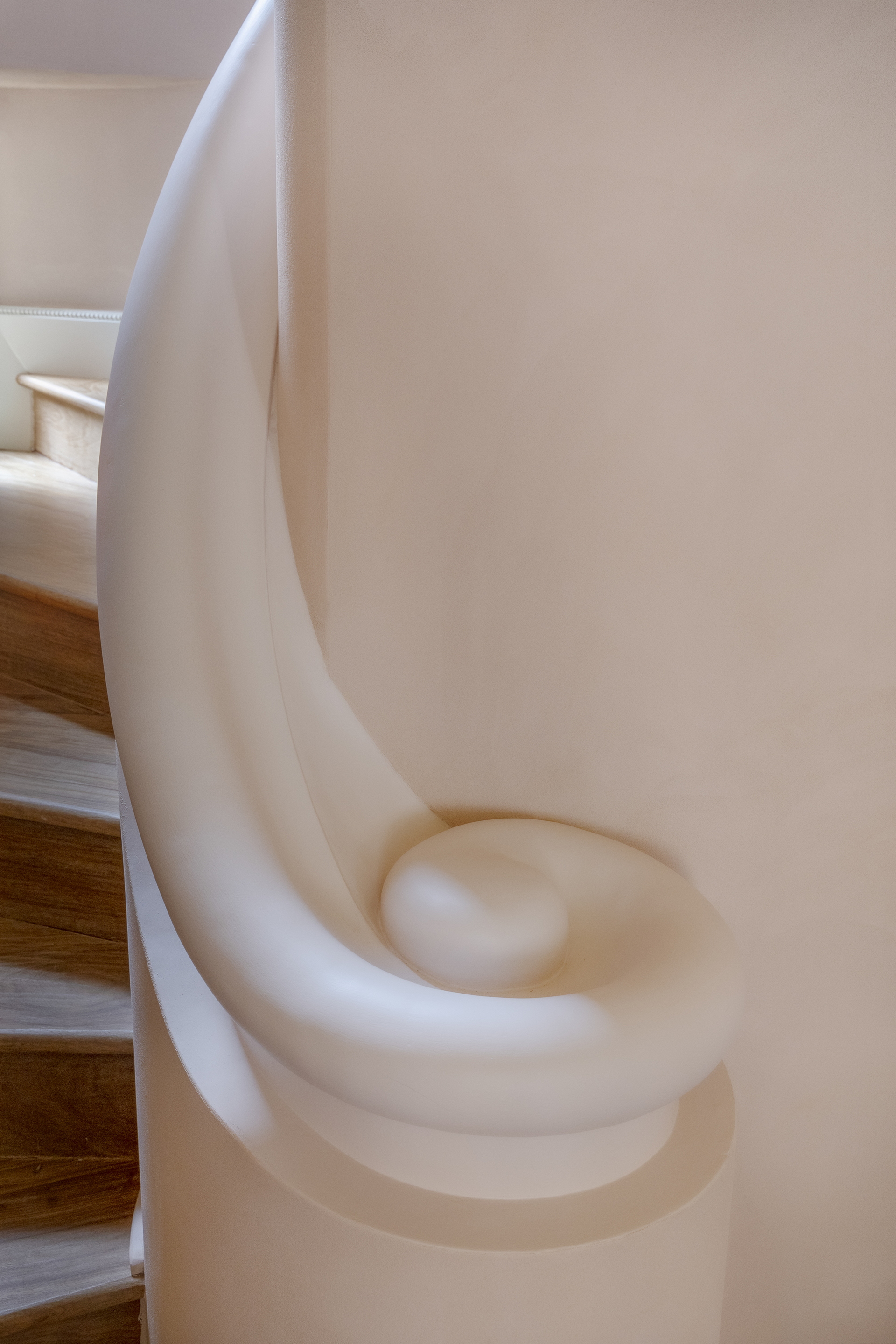 Fine-grained clay finishing plaster TerraVista Smooth Meringa (meringue) colour applied to the walls of a private residence in Rome. This work was published, with cover photo, in the February issue of Marie Claire Maison magazine. Project by Venturoni Studio Photography: Helenio Barbetta