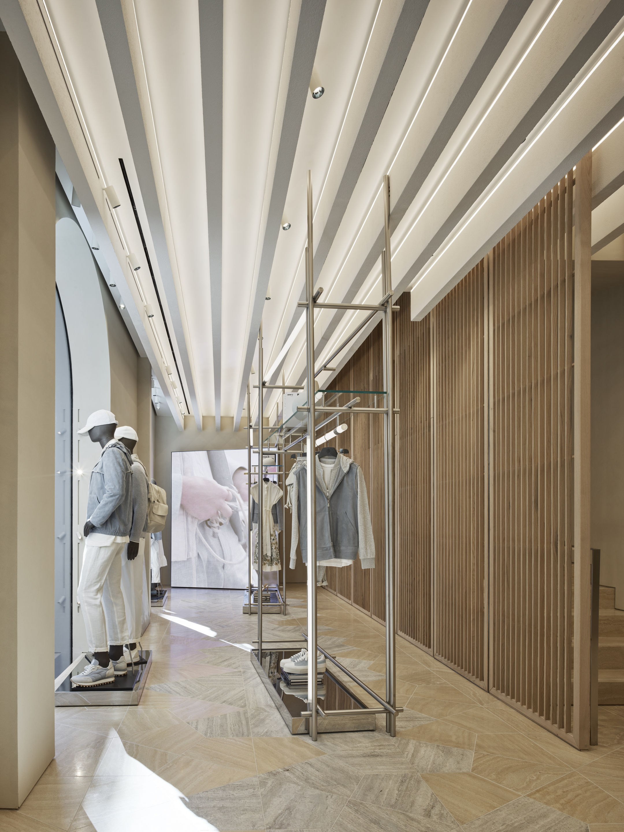 Intonaco rinforzato di finitura in argilla TerraVista Plus Liscio color Panna applicato sulle pareti del flagship store Eleventy di Milano. Progetto di Parisotto+Formenton Fotografia: Pietro Savorelli