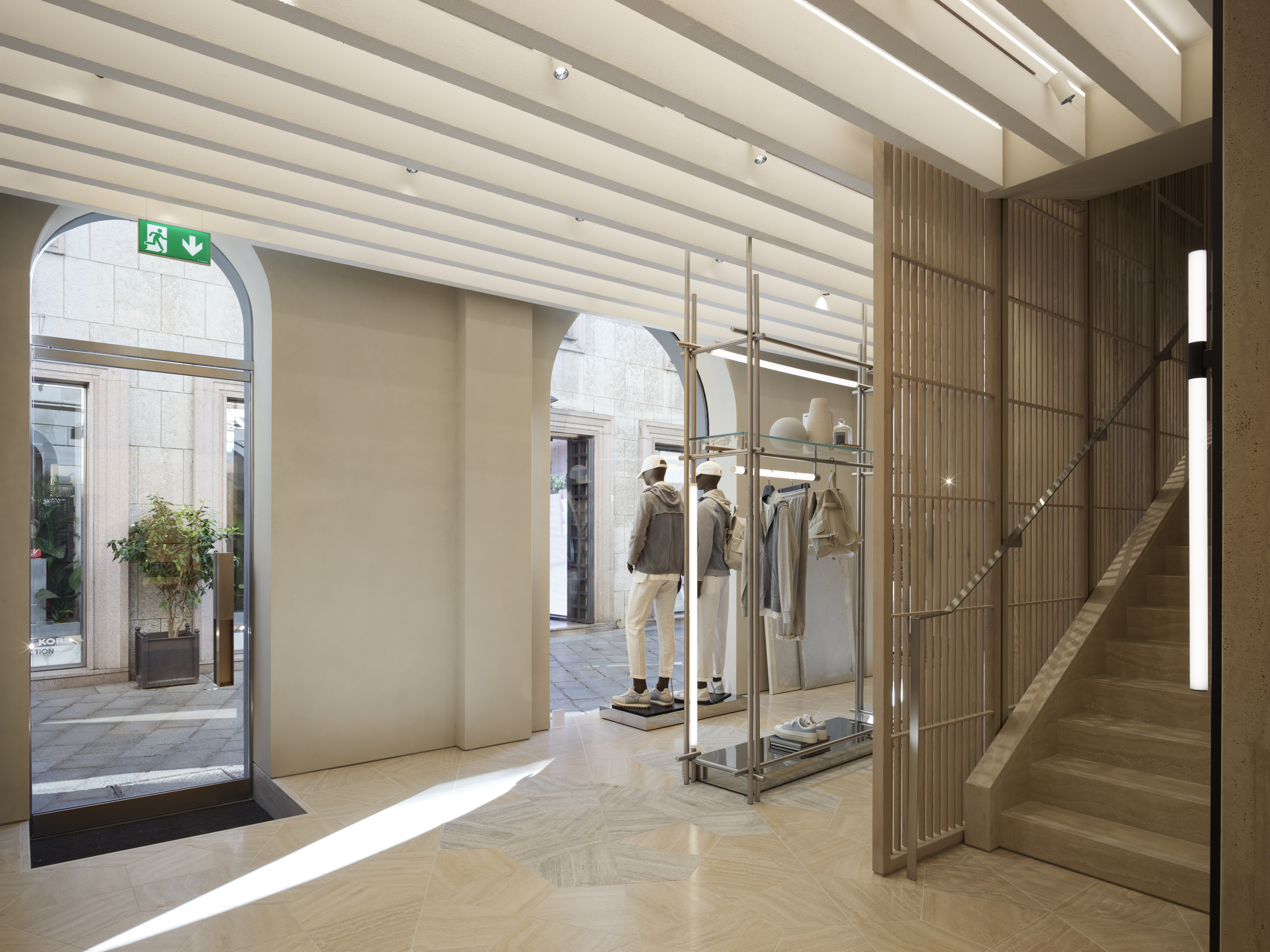 Intonaco rinforzato di finitura in argilla TerraVista Plus Liscio color Panna applicato sulle pareti del flagship store Eleventy di Milano. Progetto di Parisotto+Formenton Fotografia: Pietro Savorelli