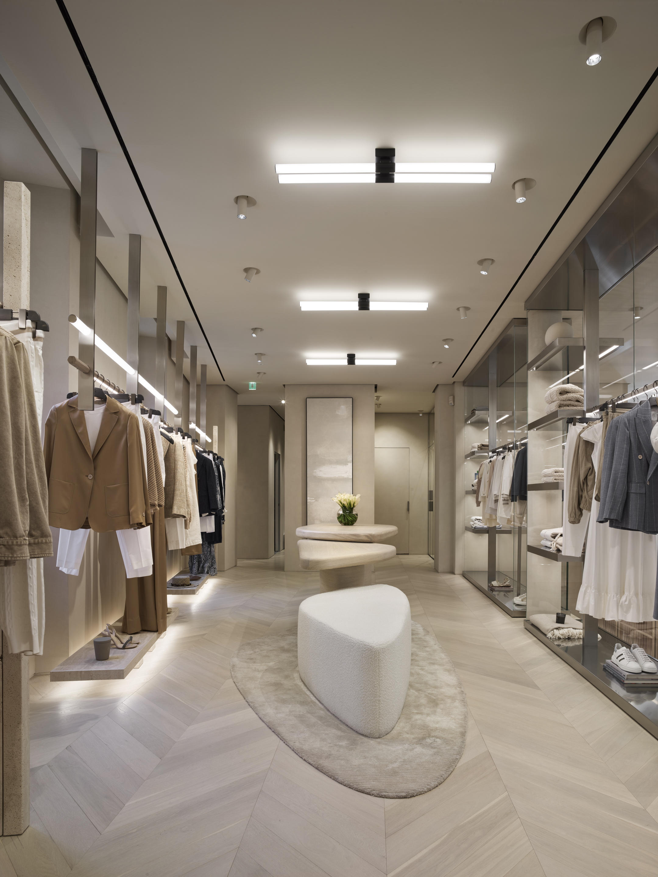 Intonaco rinforzato di finitura in argilla TerraVista Plus Liscio color Panna applicato sulle pareti del flagship store Eleventy di Milano. Progetto di Parisotto+Formenton Fotografia: Pietro Savorelli