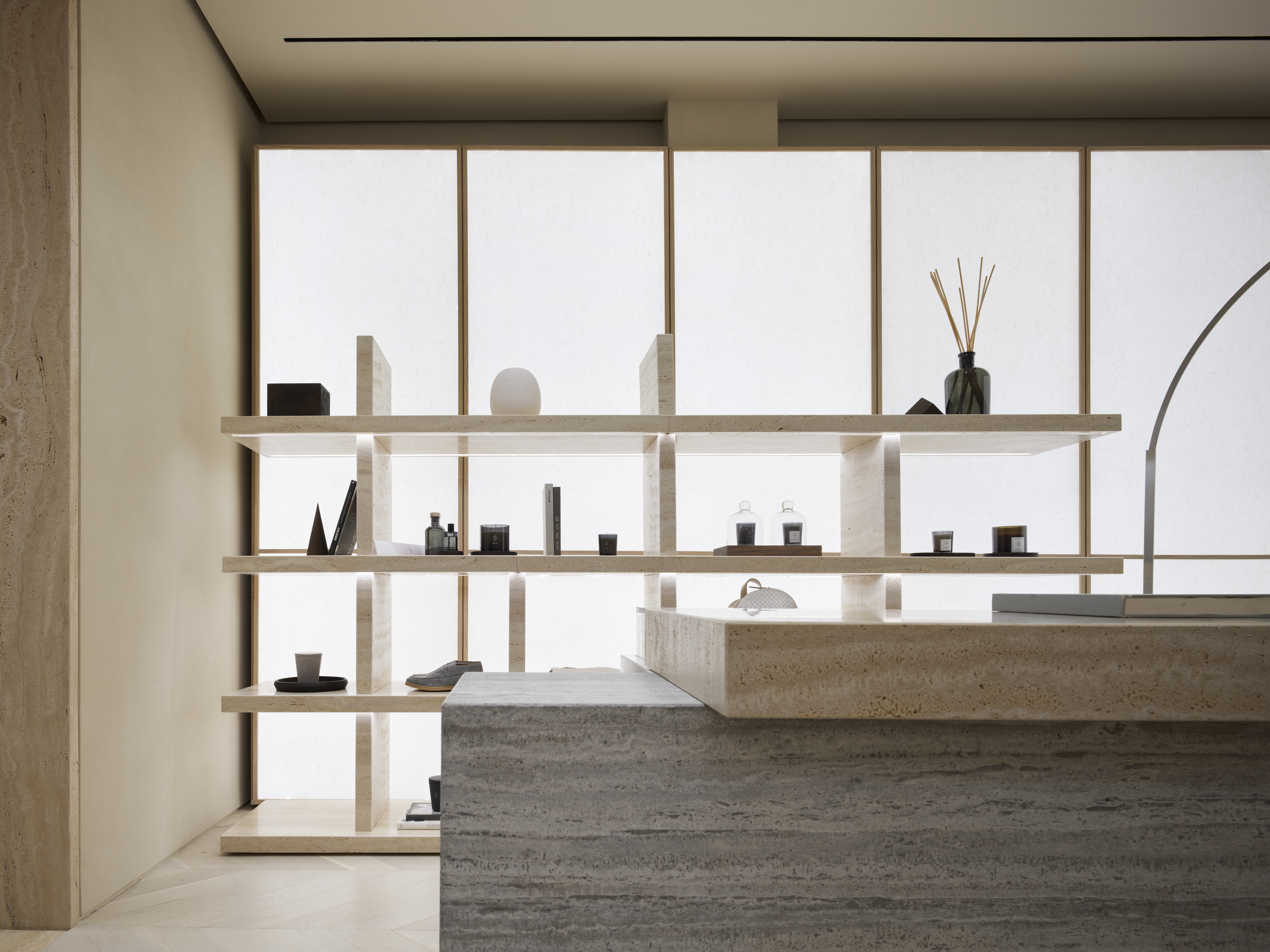 Intonaco rinforzato di finitura in argilla TerraVista Plus Liscio color Panna applicato sulle pareti del flagship store Eleventy di Milano. Progetto di Parisotto+Formenton Fotografia: Pietro Savorelli